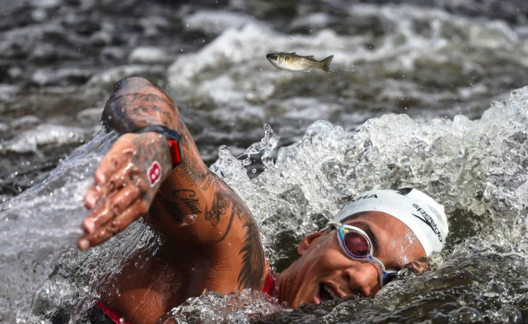 Enquanto Ana Marcela Cunha nadava, um peixe saltava ao seu lado. Será esta a melhor fotografia dos Jogos Olímpicos?
