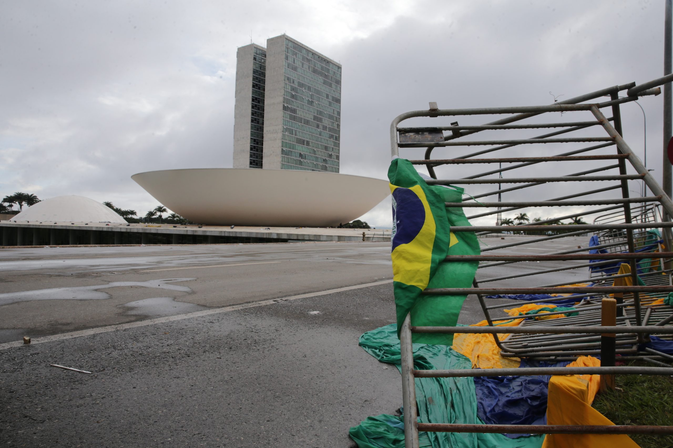 Brasil: ‘Bolsonaristas’ retirados de acampamento em frente do quartel-general de Brasília