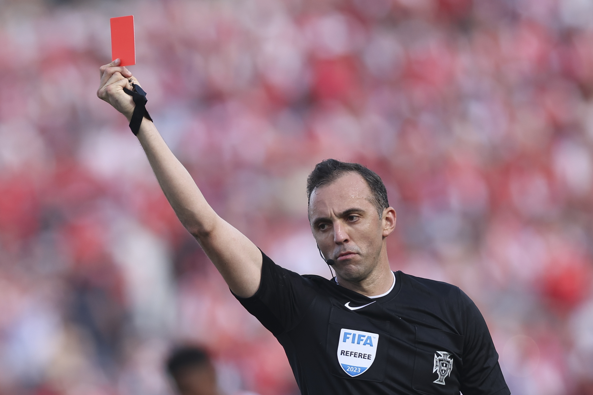 João Pinheiro arbitra jogo entre Manchester City e Estrela Vermelha