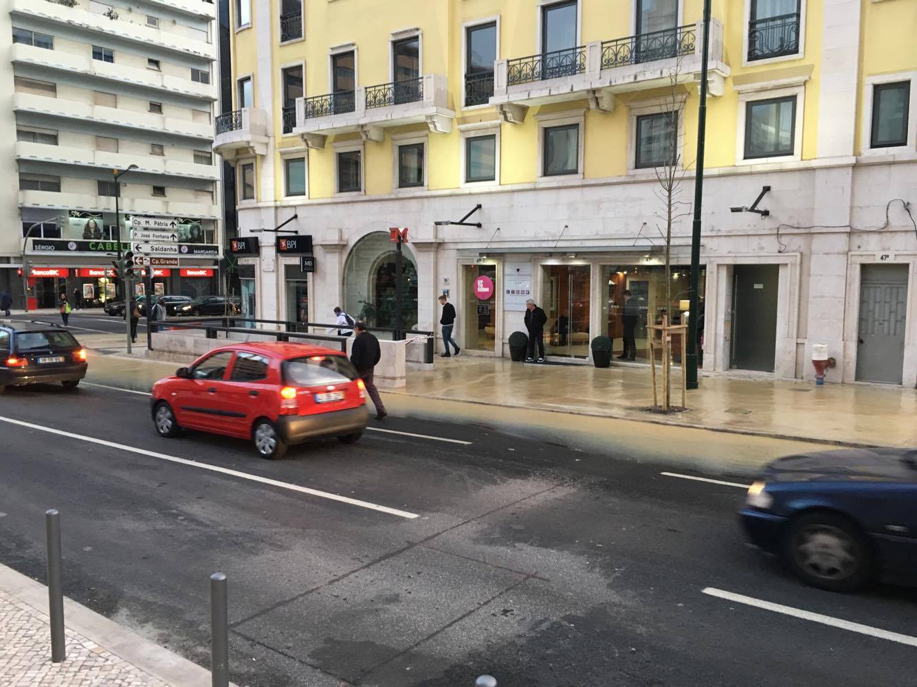 Rebenta conduta junto à Fontes Pereira de Melo, em Lisboa