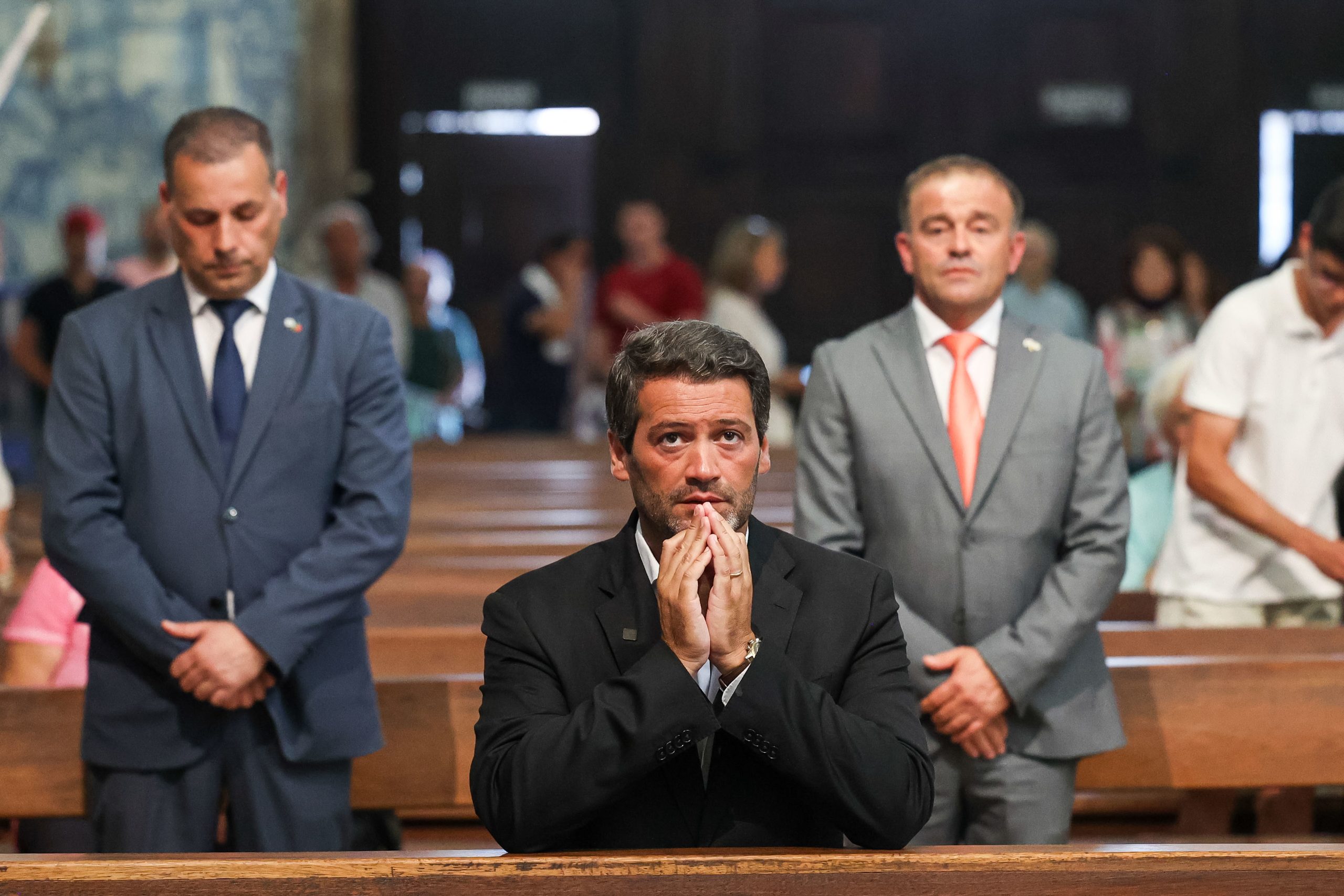 Ventura reza em Coimbra com Tânger na televisão. Terceira visita em campanha ao túmulo de D. Afonso Henriques