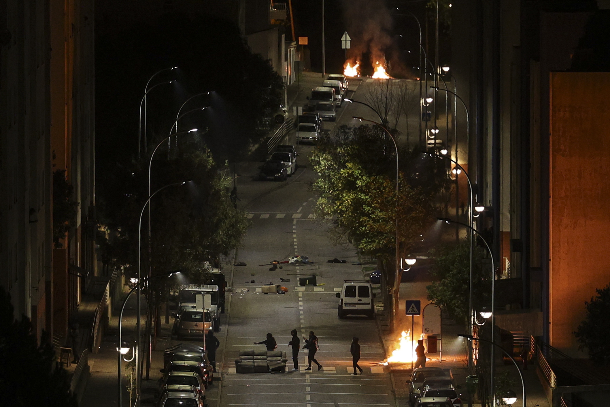 Caixotes de lixo incendiados em vários concelhos da Área Metropolitana de Lisboa esta noite