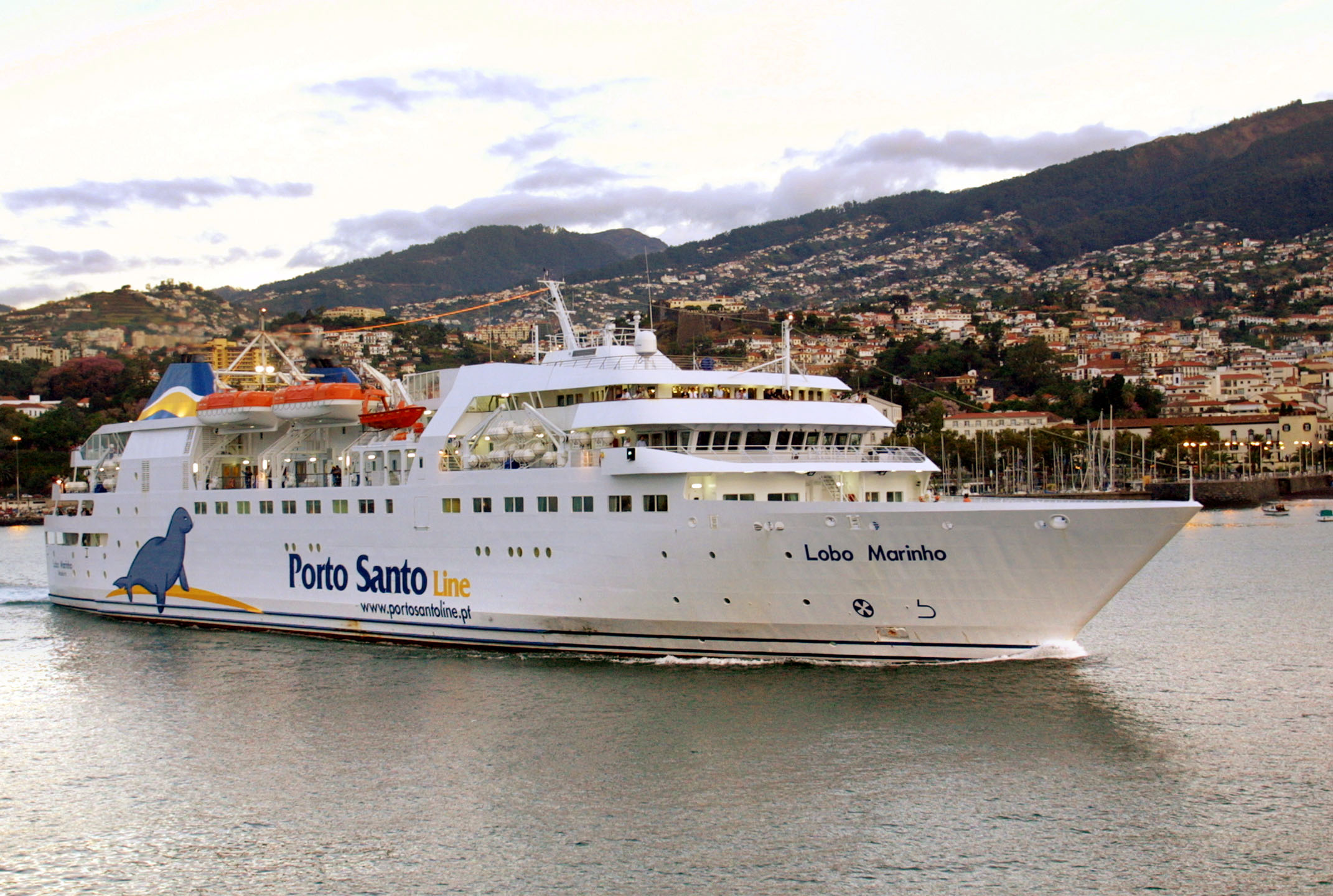 Viagens marítimas entre Madeira e Porto Santo canceladas devido ao mau tempo