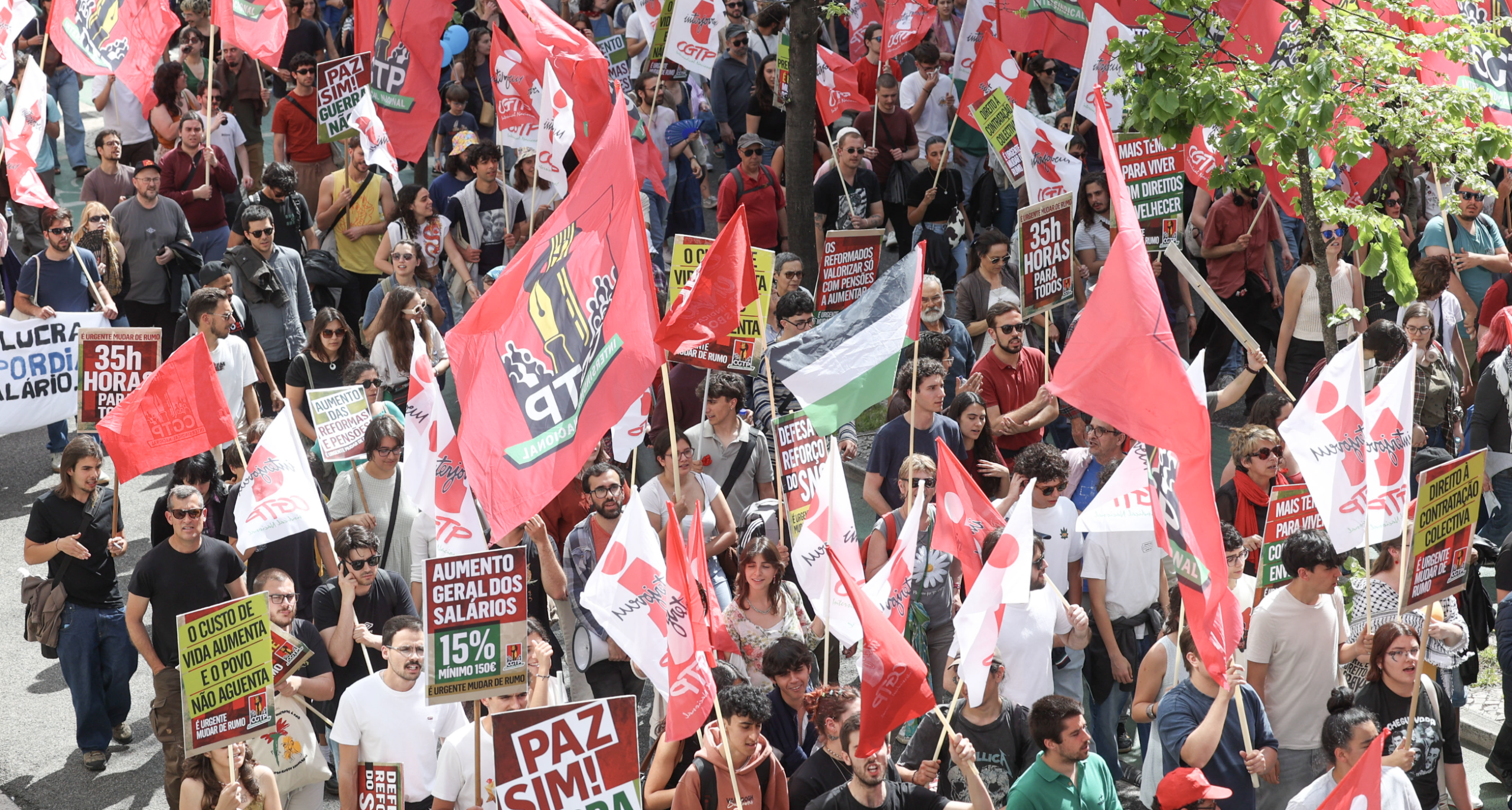Milhares assinalam Dia do Trabalhador em Lisboa contra pacote laboral e com greve geral no horizonte