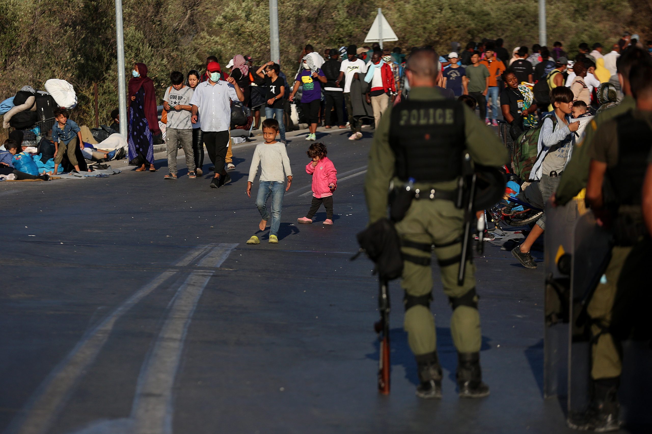 Grécia promete abrigo ainda hoje para migrantes vulneráveis desalojados pelo fogo em Lesbos