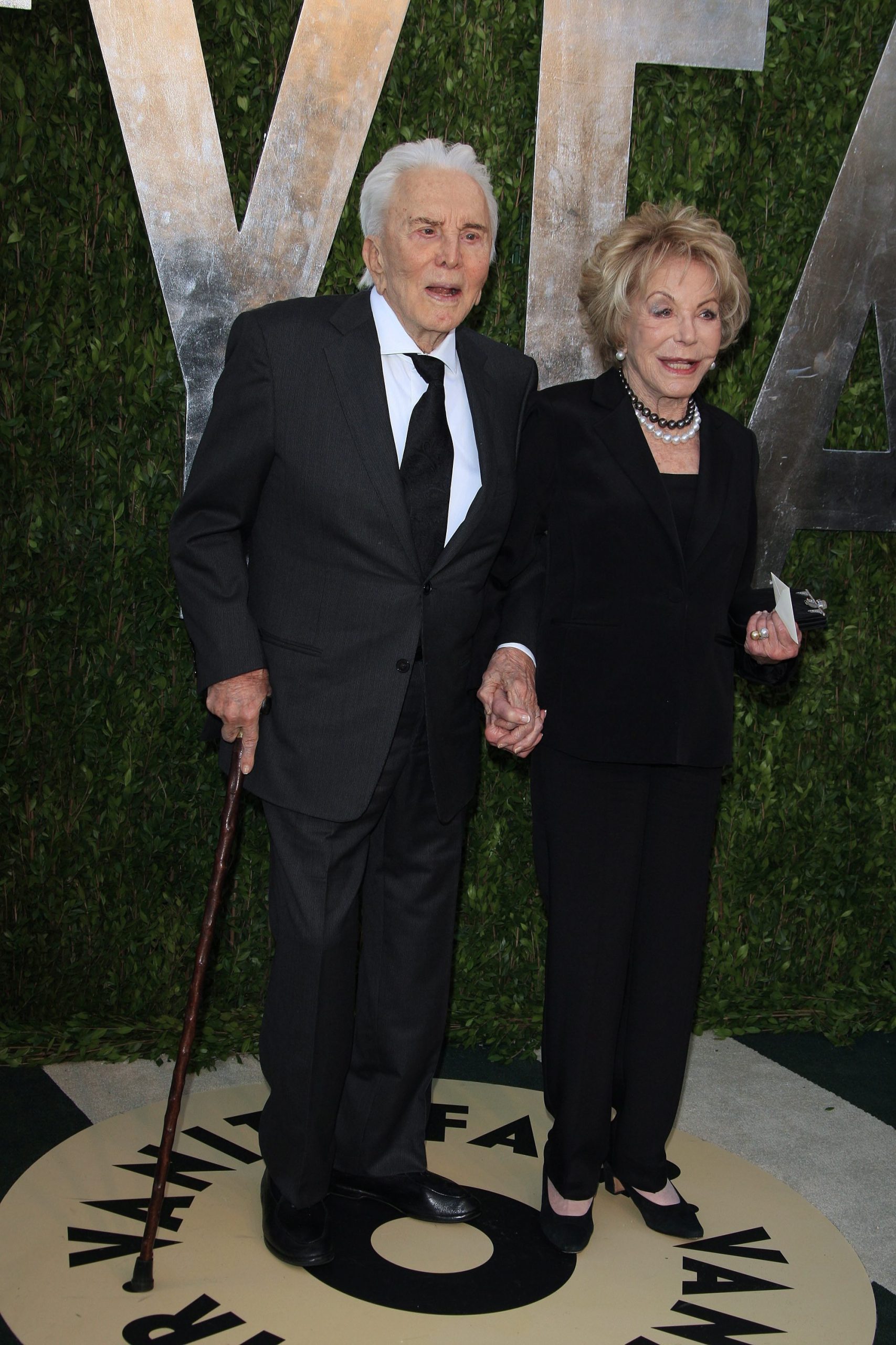 Morreu Anne Douglas, viúva de Kirk, aos 102 anos