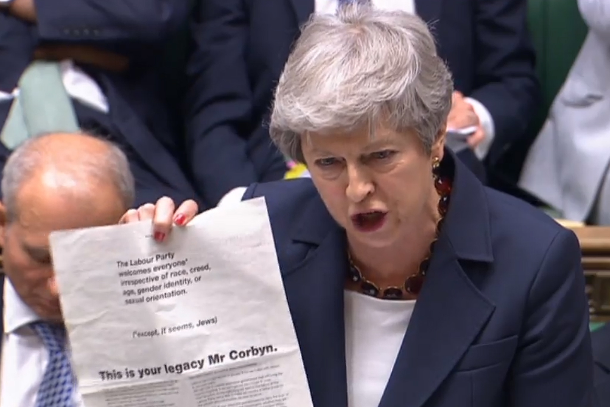 Entre elogios e críticas, Theresa May desafia Jeremy Corbyn a demitir-se
