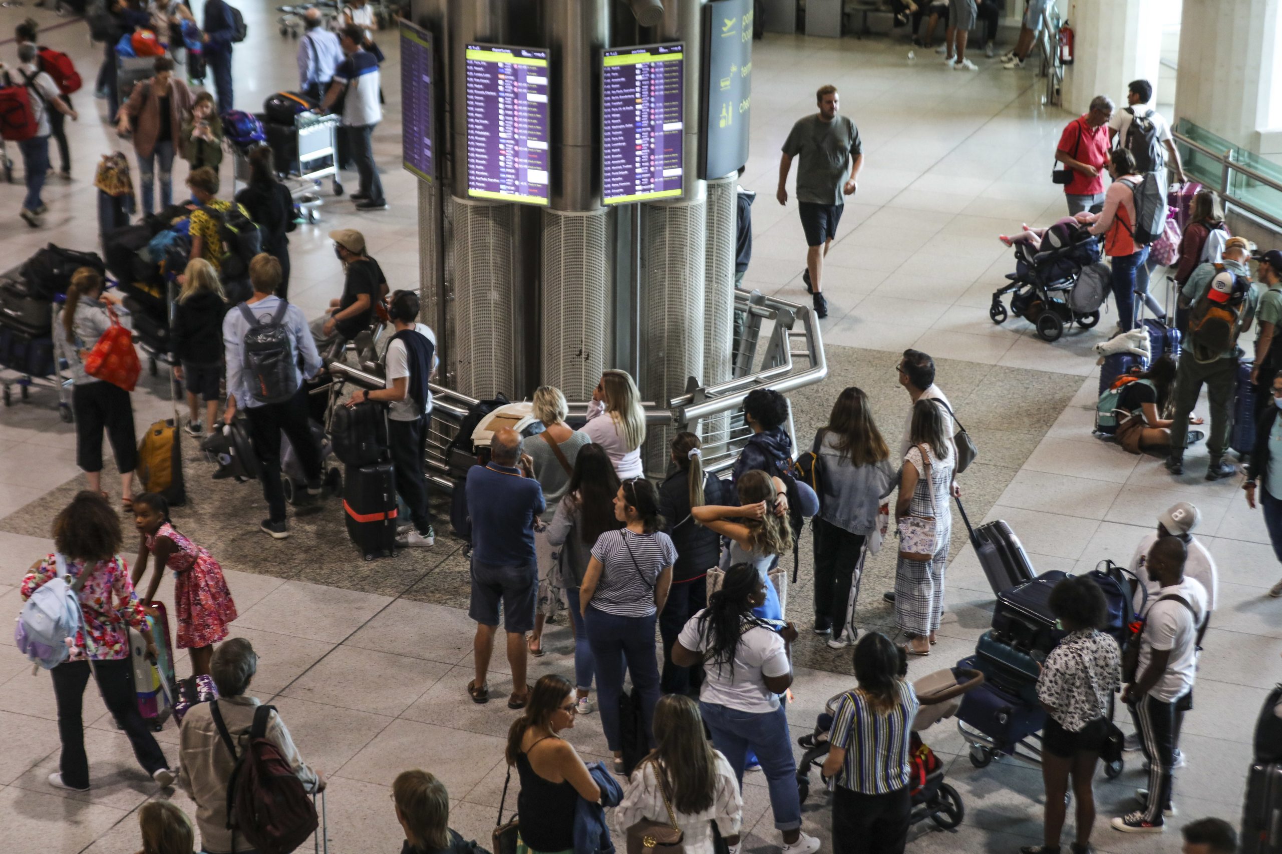 Regulador diz que “não há soluções à vista” para falta de trabalhadores nos aeroportos