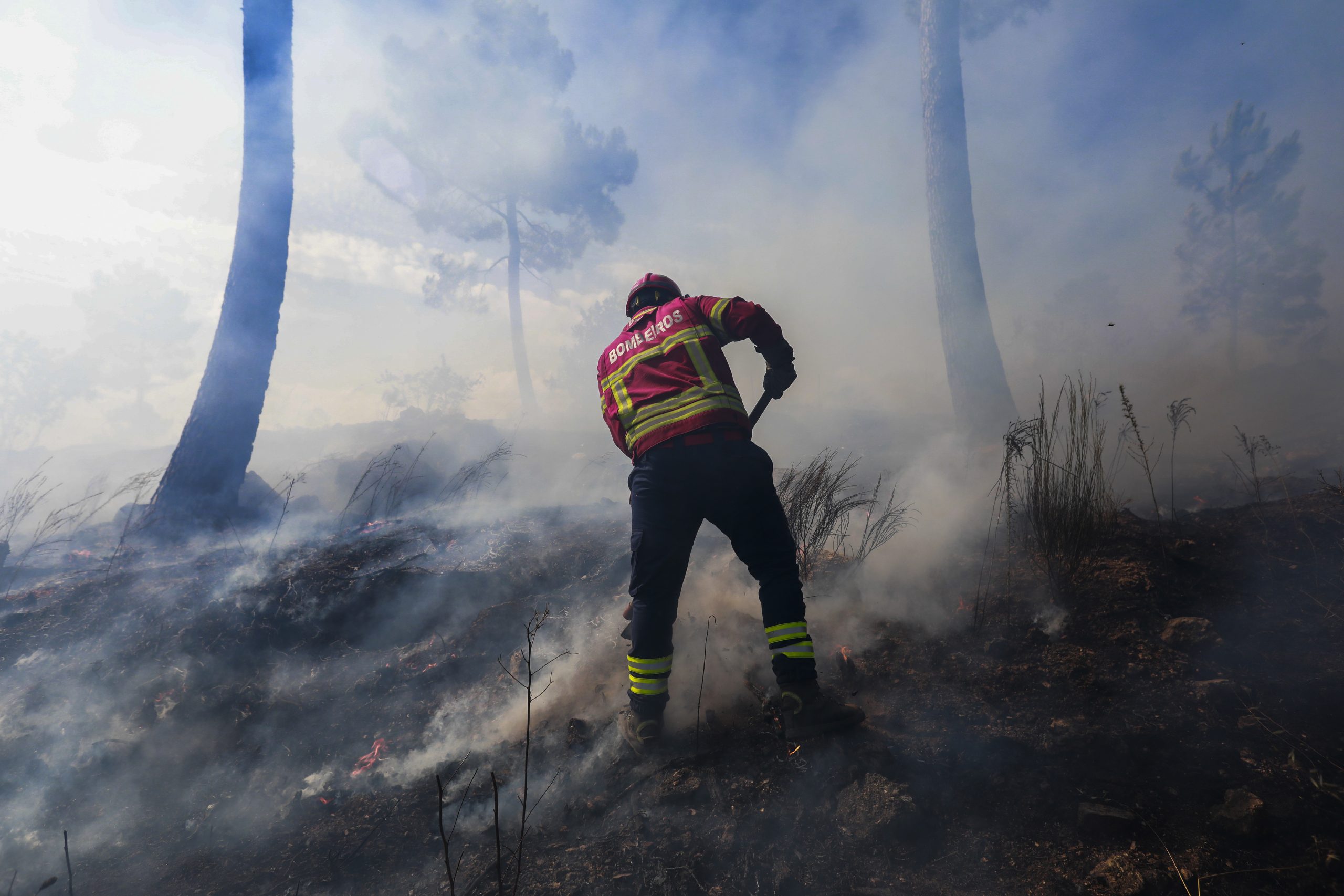 Incêndio provocado por trator leva à detenção de homem na Guarda