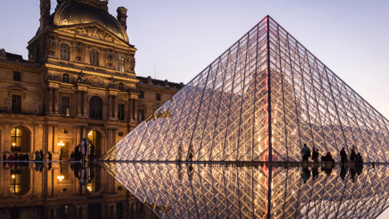 Diretora do Louvre demite-se após roubo histórico de joias