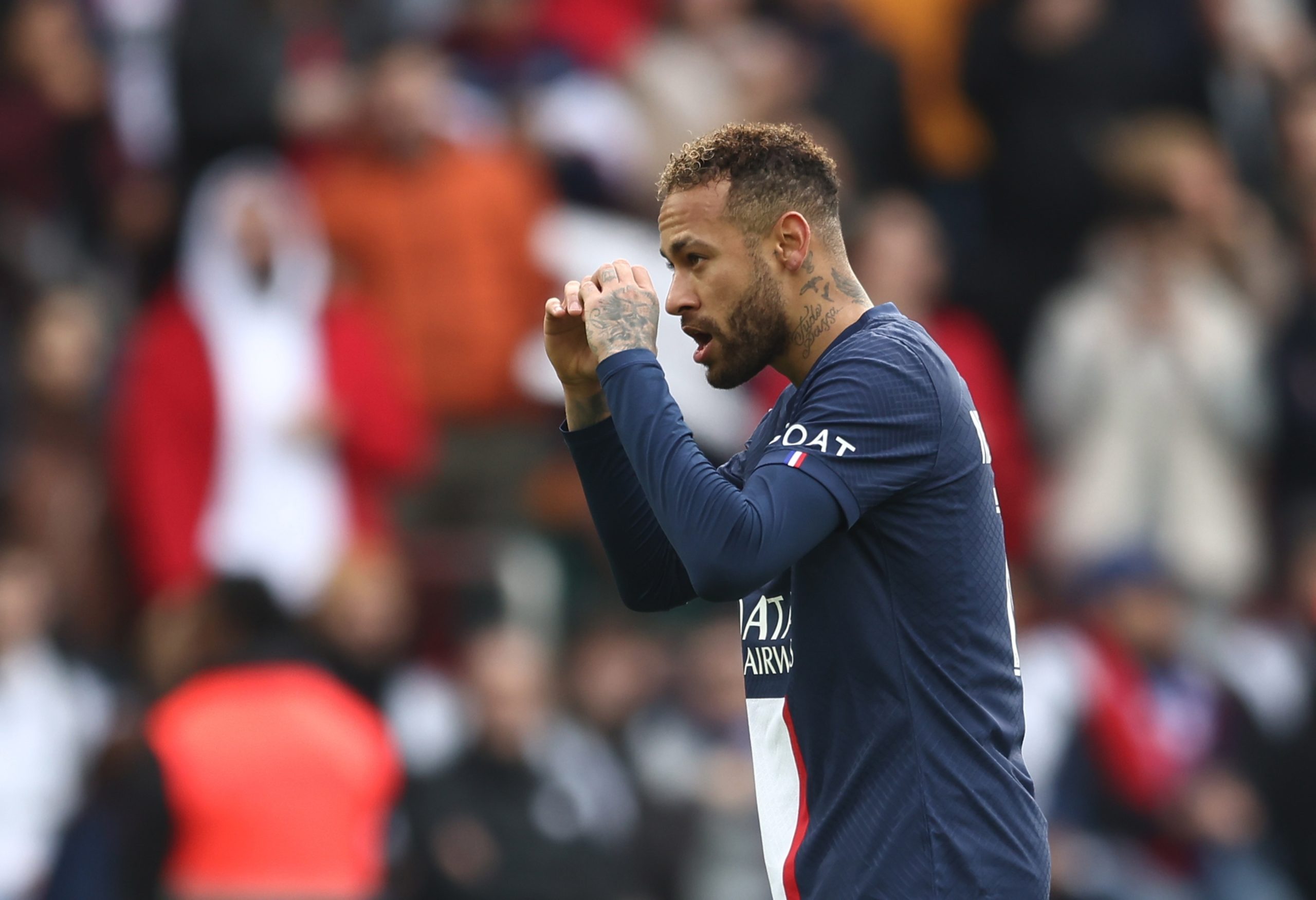 Acabou a época para Neymar. Jogador vai ser operado ao tornozelo e para “três a quatro meses”