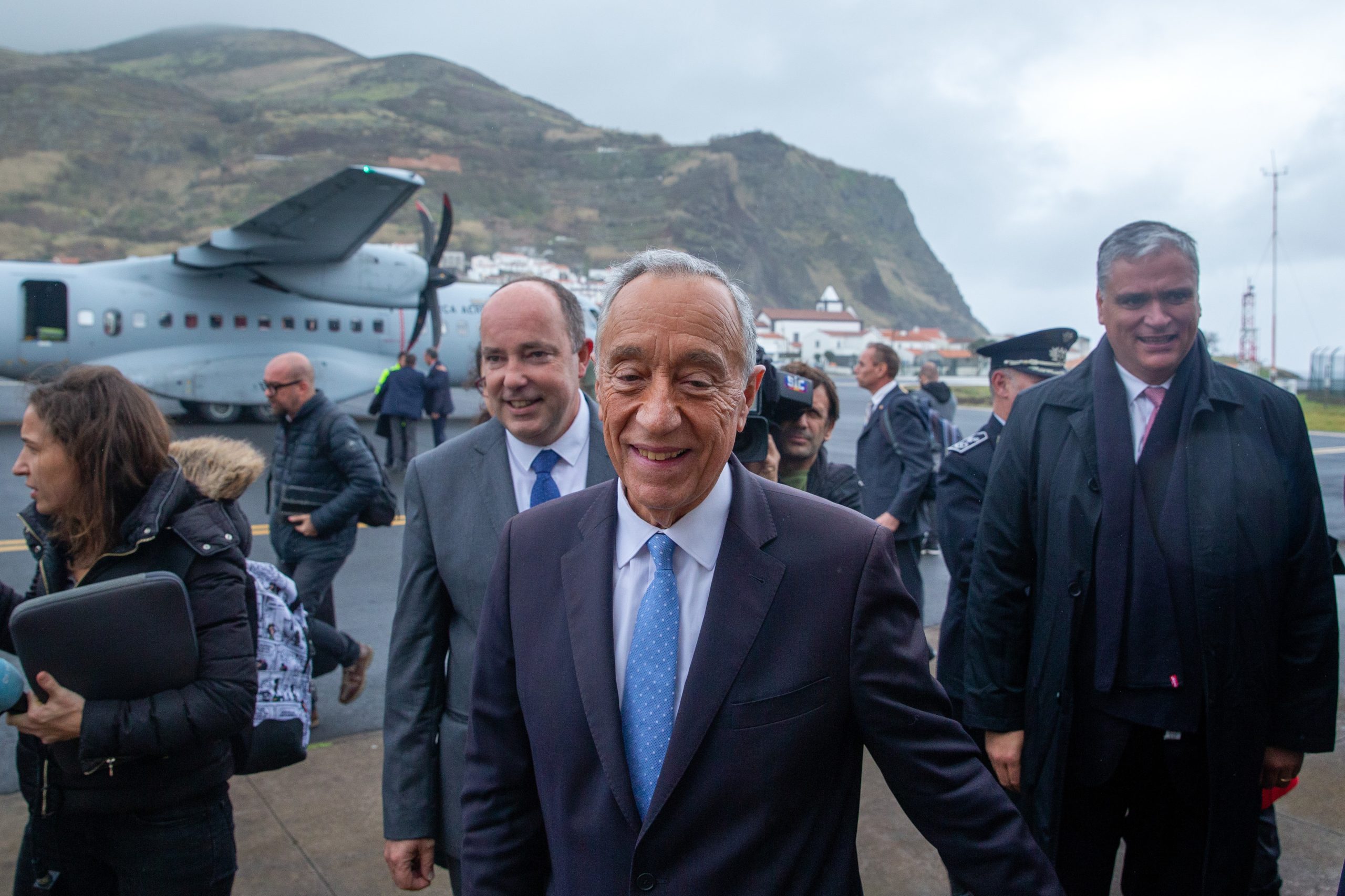 Marcelo caminhou no Corvo contra “boato” de que nos Açores faz sempre mau tempo