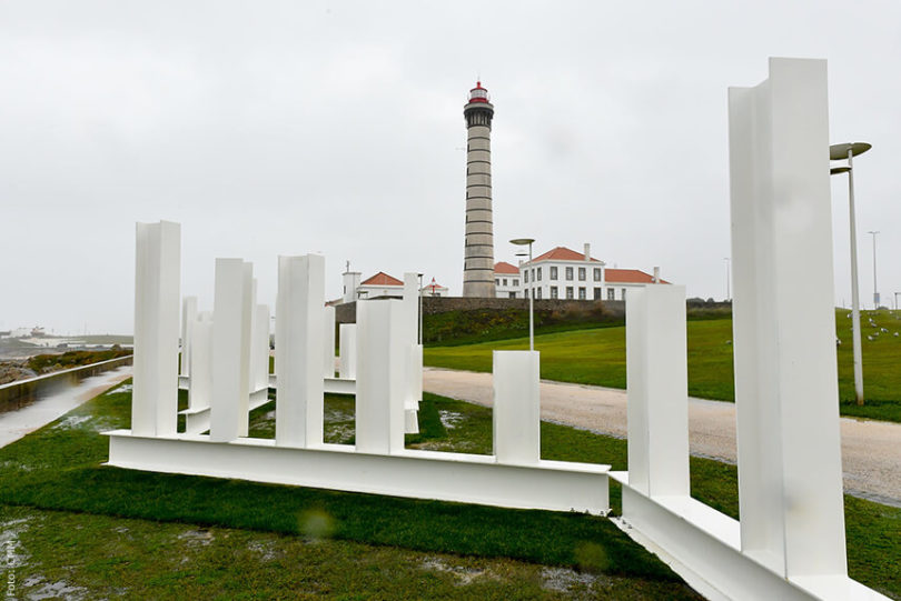 Emigrante “transforma” obra de Cabrita Reis em Matosinhos em “estendal de protesto”