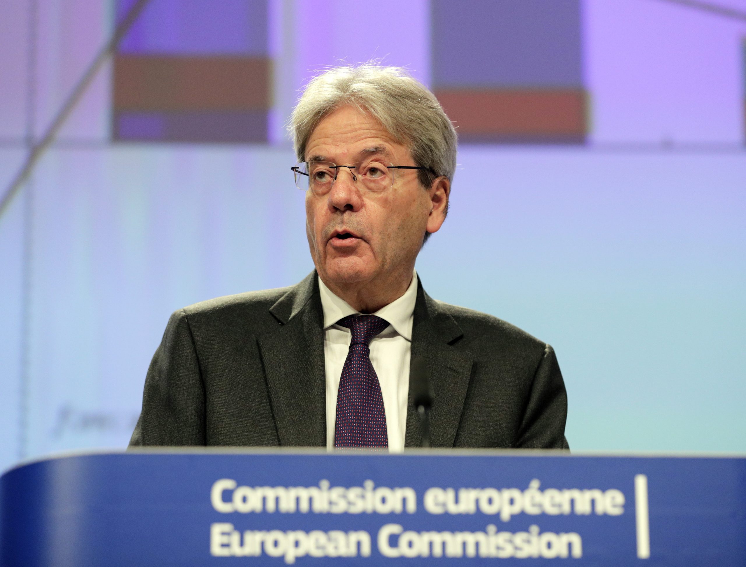 Bruxelas afasta pesado impacto económico de novas restrições na zona euro