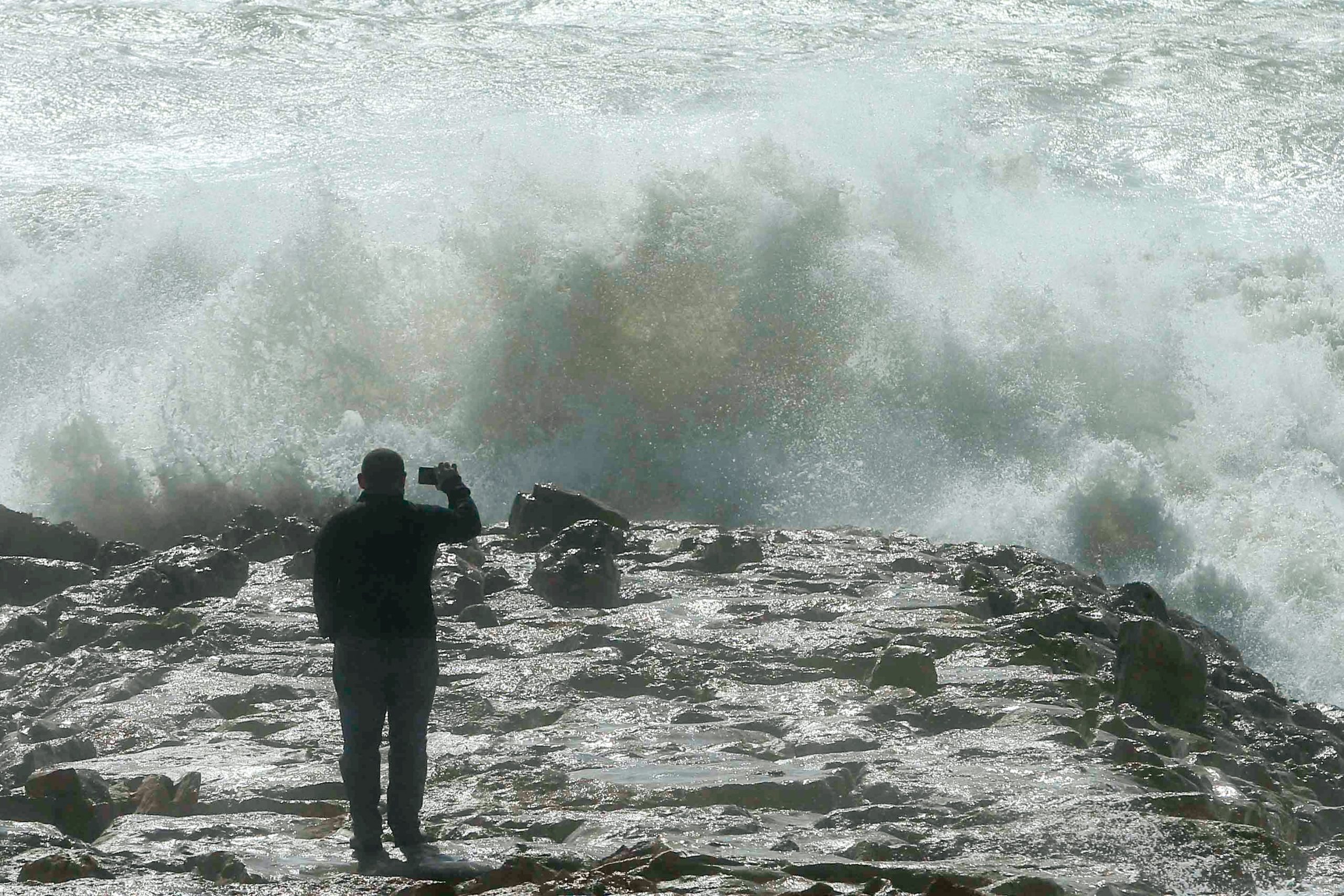 Autoridade Marítima alerta para ondulação forte e pede cuidado junto à costa no fim-de-semana