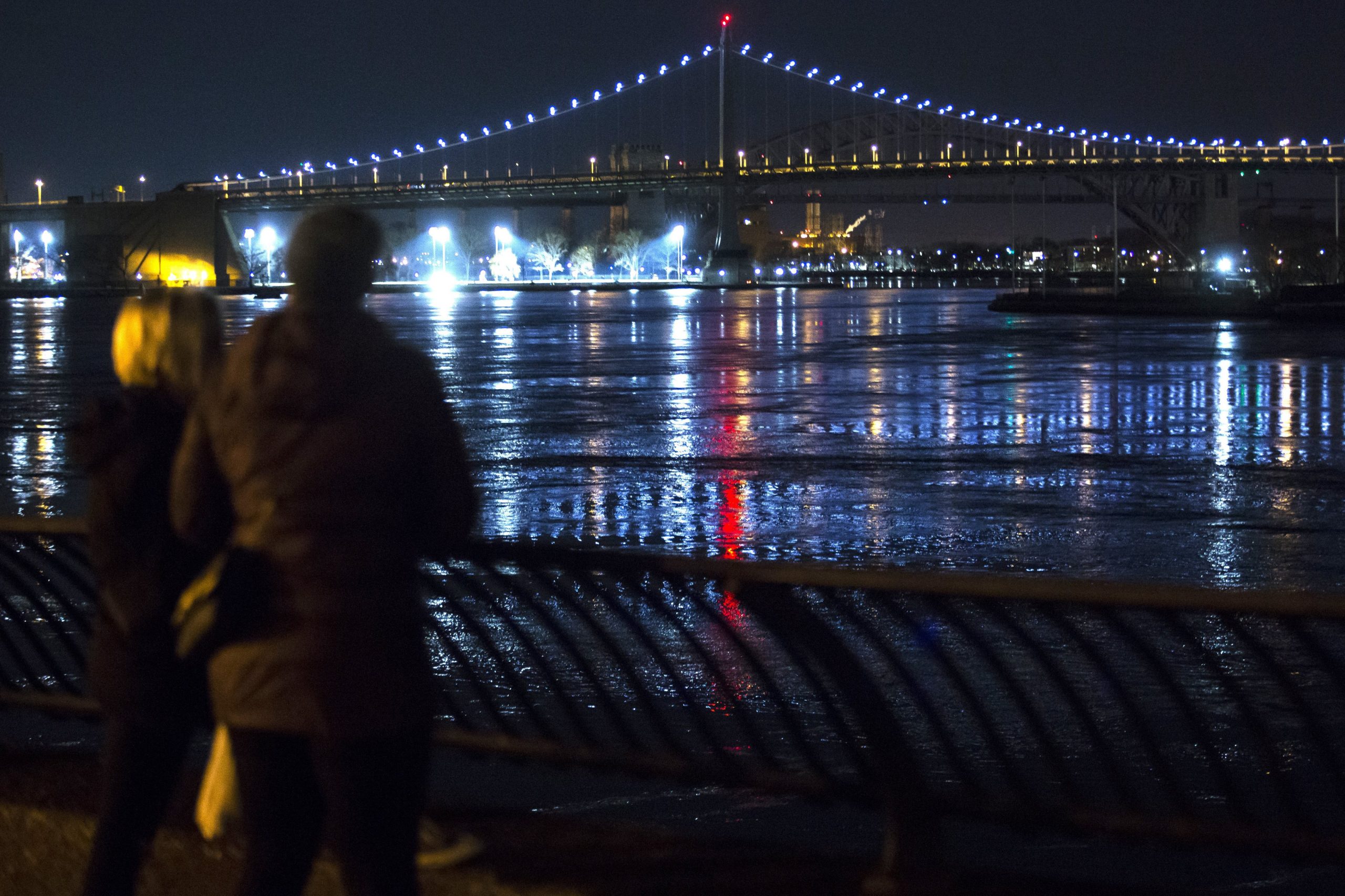 Nova Iorque: Cinco passageiros do helicóptero que caiu em East River morreram, salvou-se o piloto