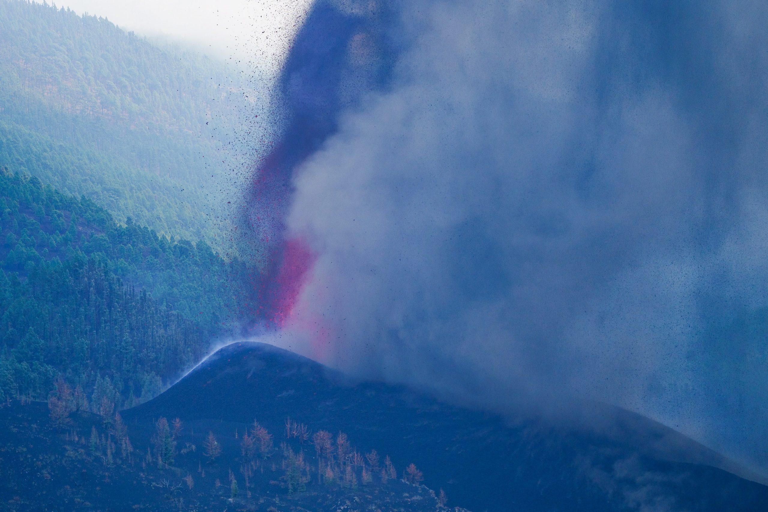 Lava do vulcão nas Canárias reduz o seu avanço mas o risco mantém-se. 6.000 pessoas já foram retiradas das proximidades