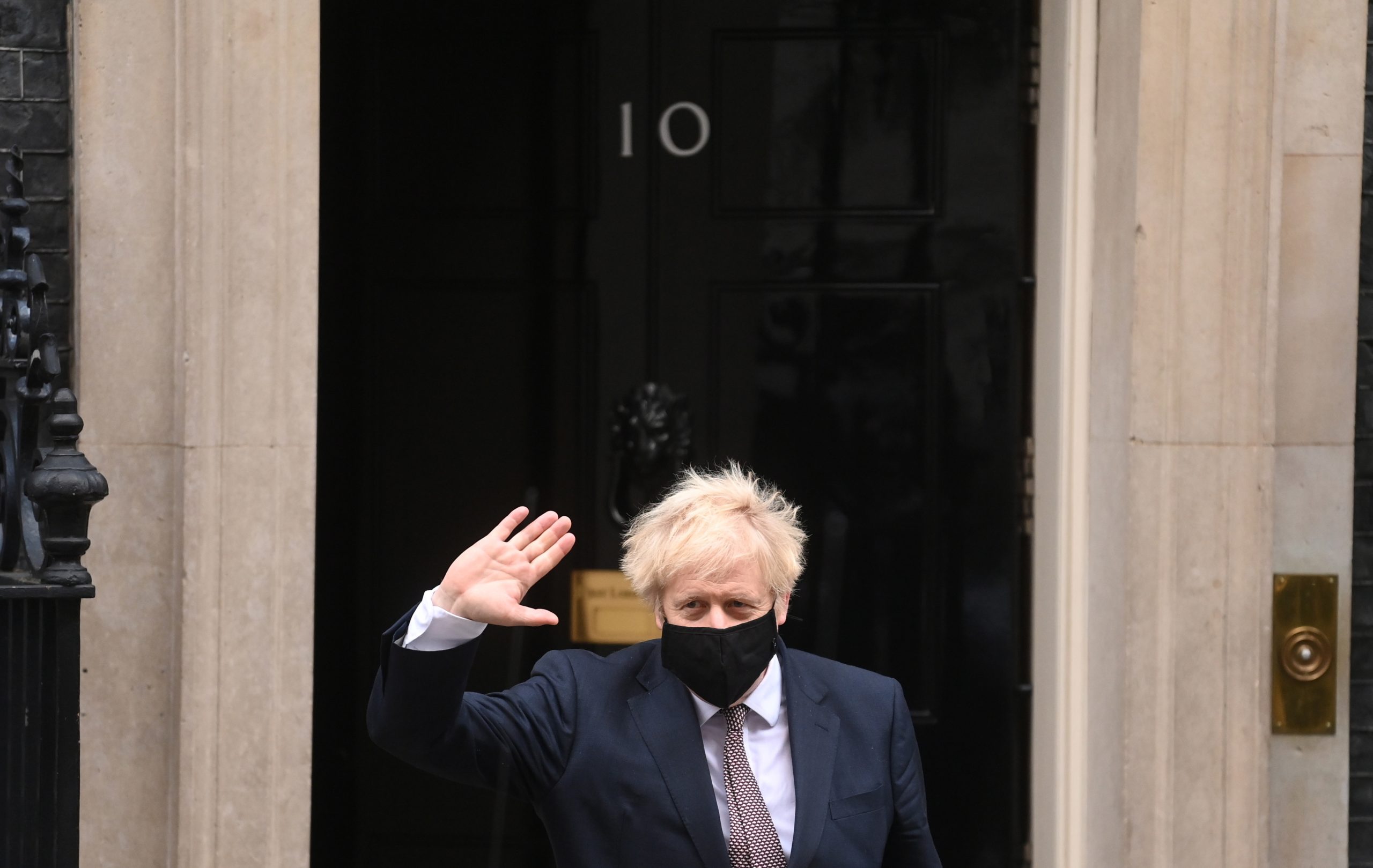 Mesmo com o “jiu-jitsu biológico”, Boris Johnson alerta que a vacina não vai resolver a luta contra a covid-19 neste inverno