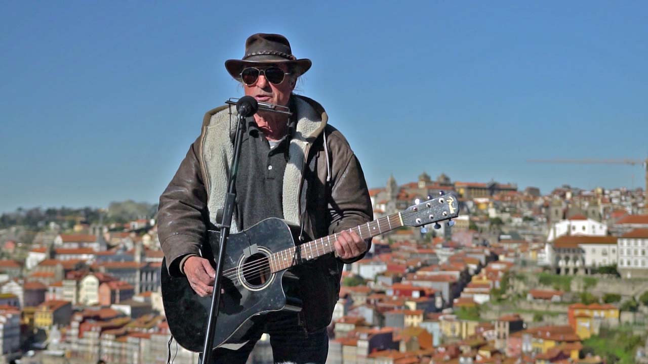 Morreu Alex, músico de rua do Porto e protagonista do filme “Por detrás da Moeda”