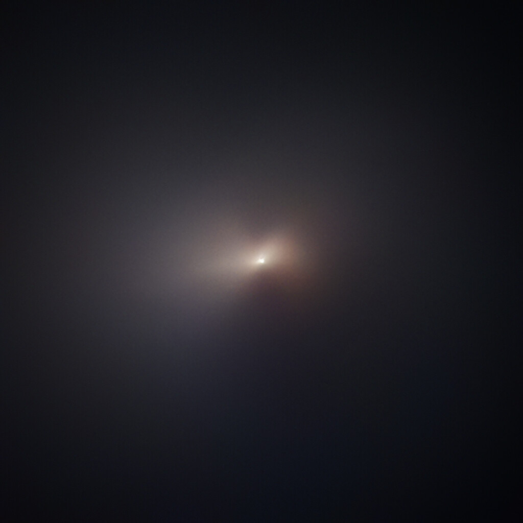 Telescópio capta imagem mais detalhada de um cometa luminoso após passar pelo Sol