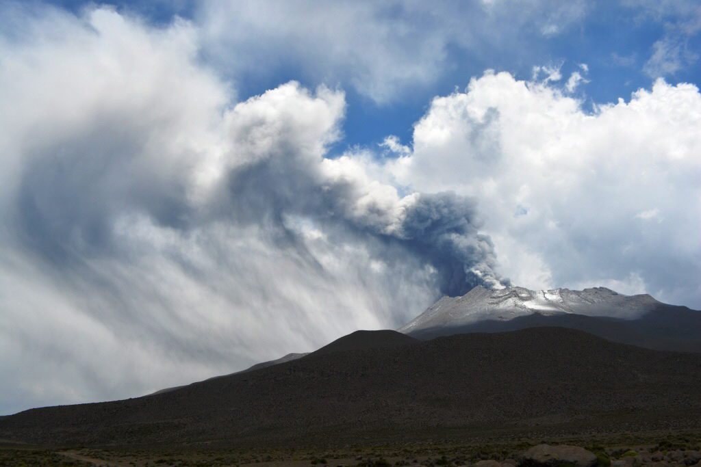 Nova explosão em vulcão no Peru lança cinzas a 3.600 metros de altura