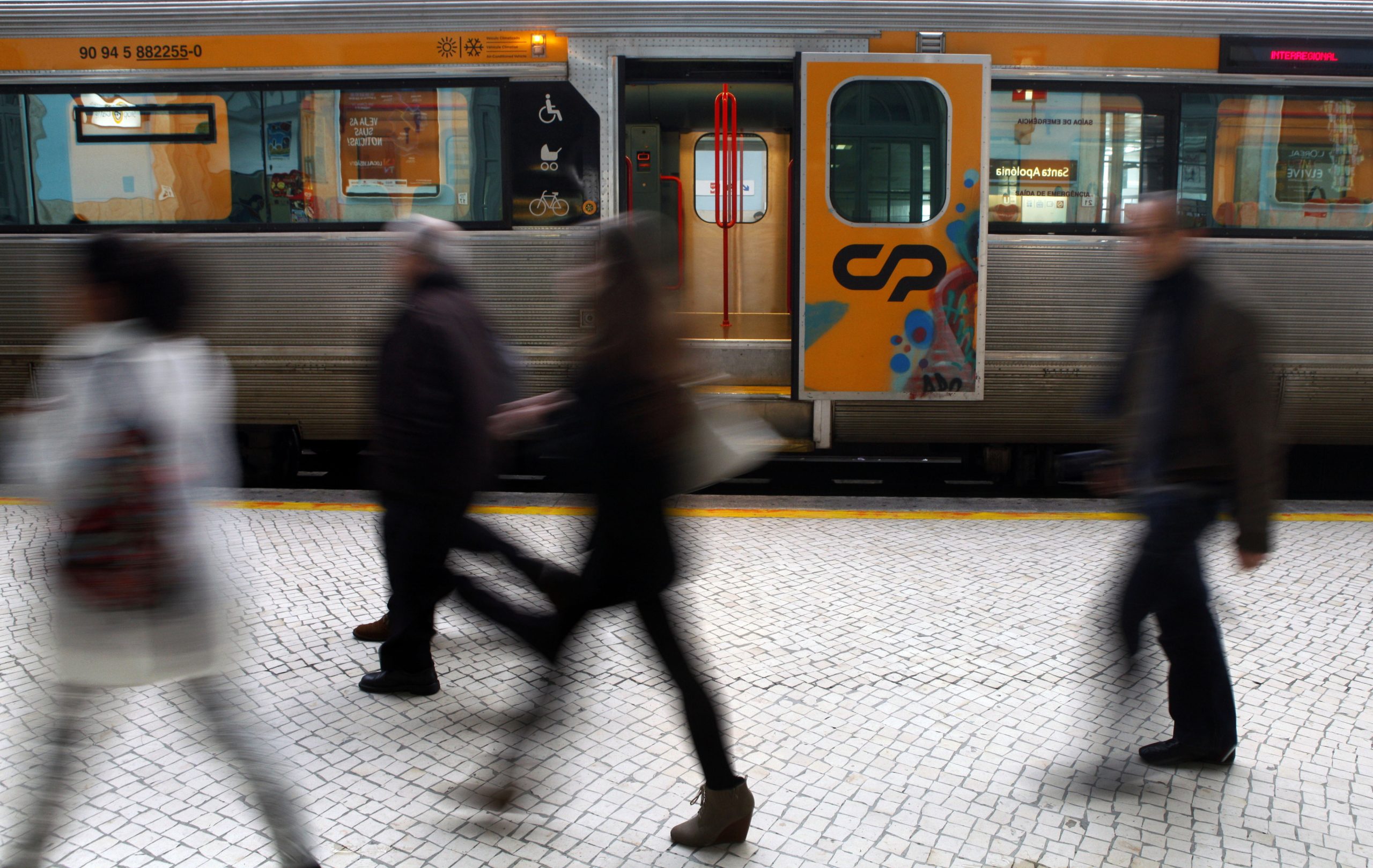 Preços dos passes intermodais sobem entre 0,10 e 1,30 euros em Lisboa em 2017