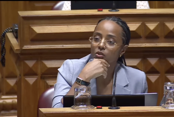 Eva Cruzeiro desrespeitou “deveres fundamentais dos deputados” ao chamar “racistas e xenófebos” a parlamentares do Chega
