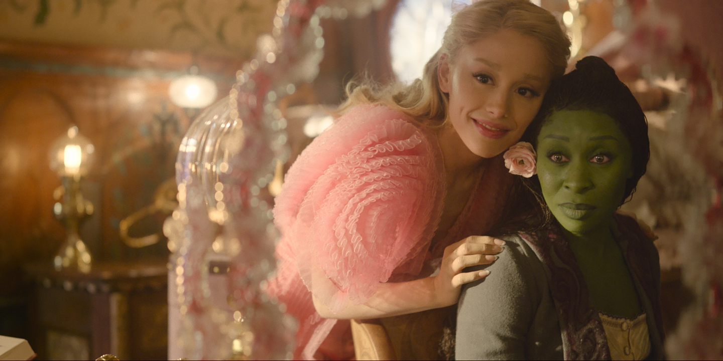 Homem que agarrou Ariana Grande em estreia de filme é condenado em Singapura