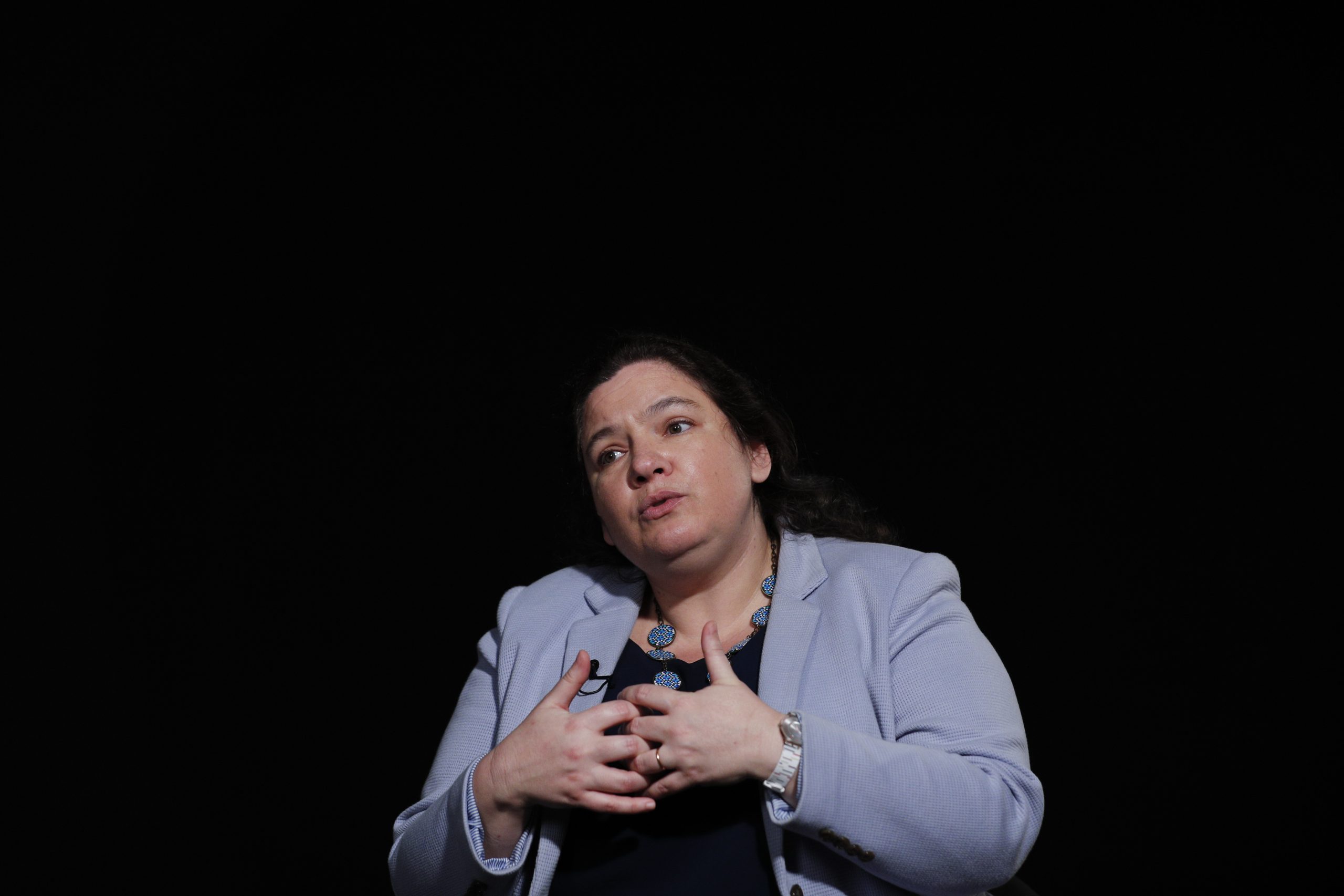 Ministra avisa que o governo só pode atualizar salários em linha com inflação. A culpa é do “contexto político”