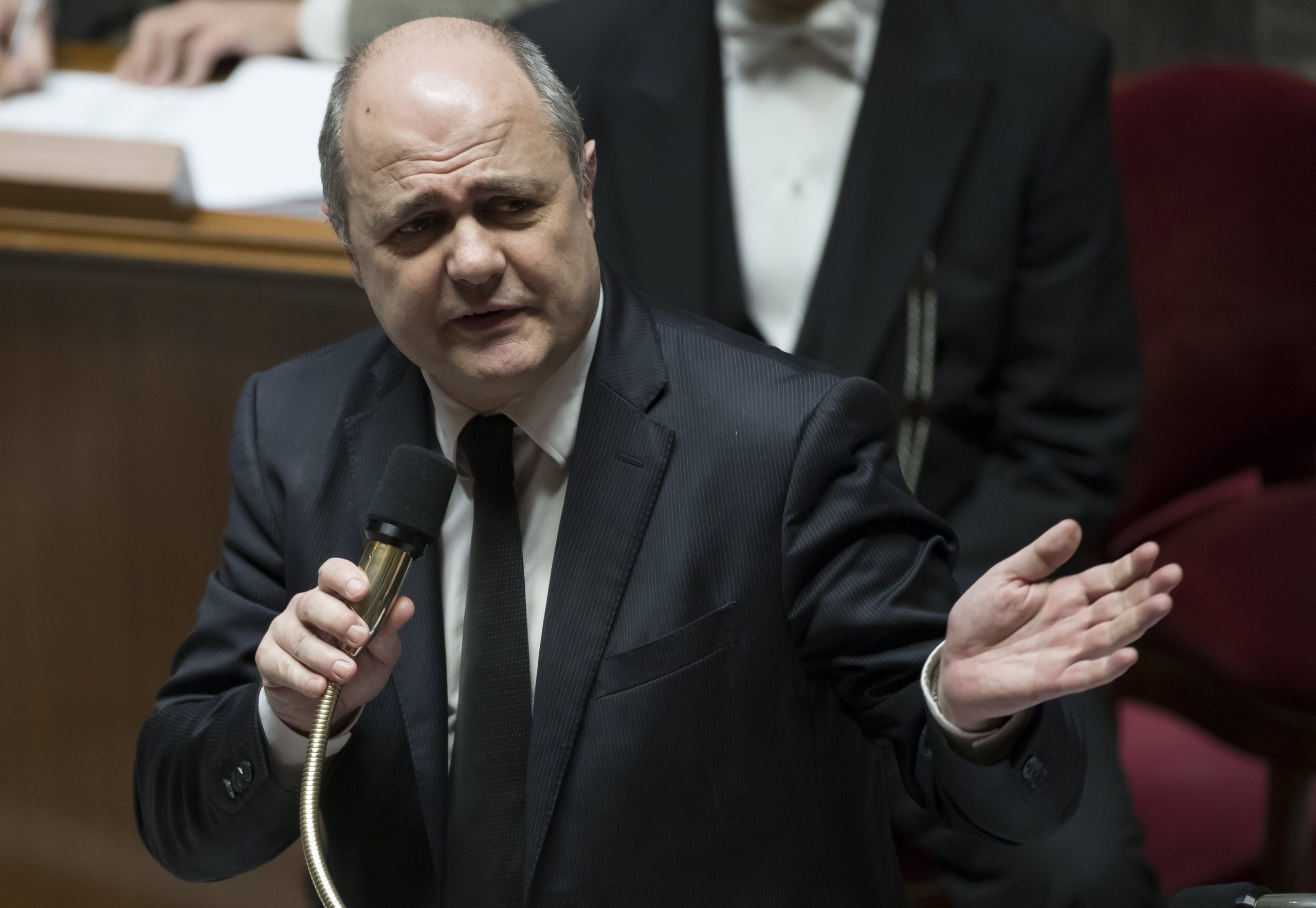 Ministro do Interior francês demite-se depois de ser acusado de contratar as filhas adolescentes como assessoras parlamentares