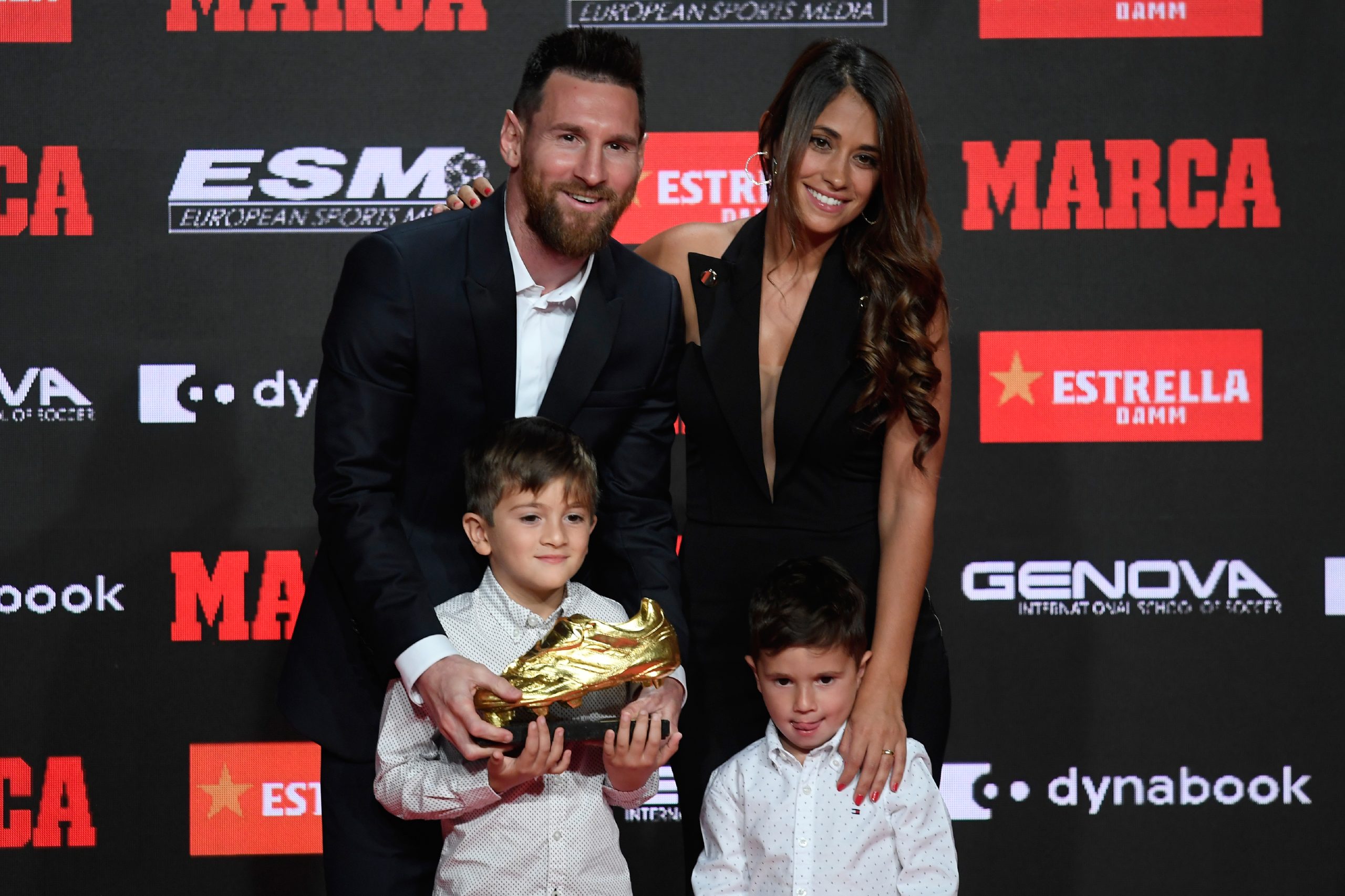 Lionel Messi recebe sexta ‘Bota de Ouro’ das mãos dos dois filhos mais velhos