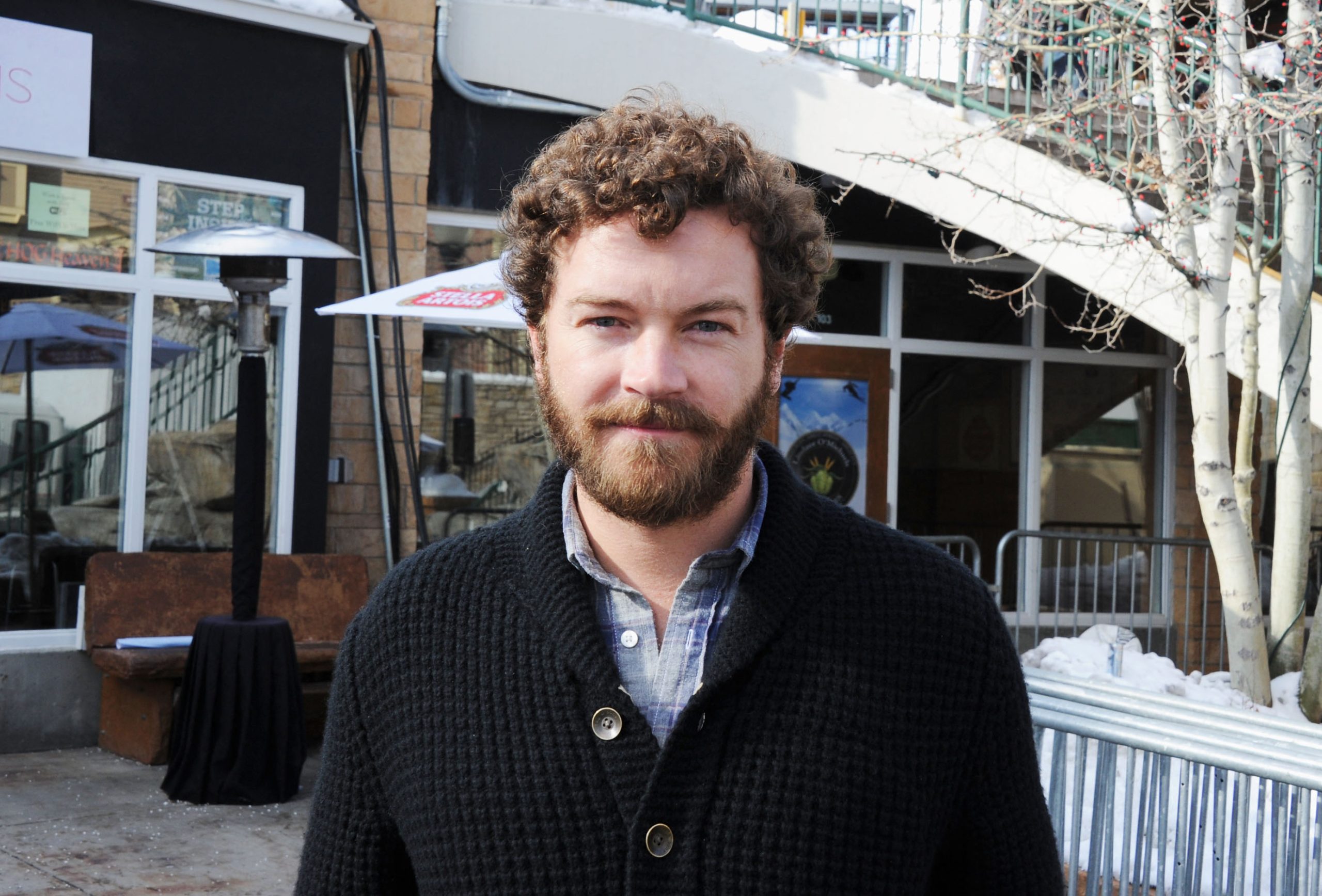 Ator Danny Masterson condenado a 30 anos de prisão por violação nos EUA