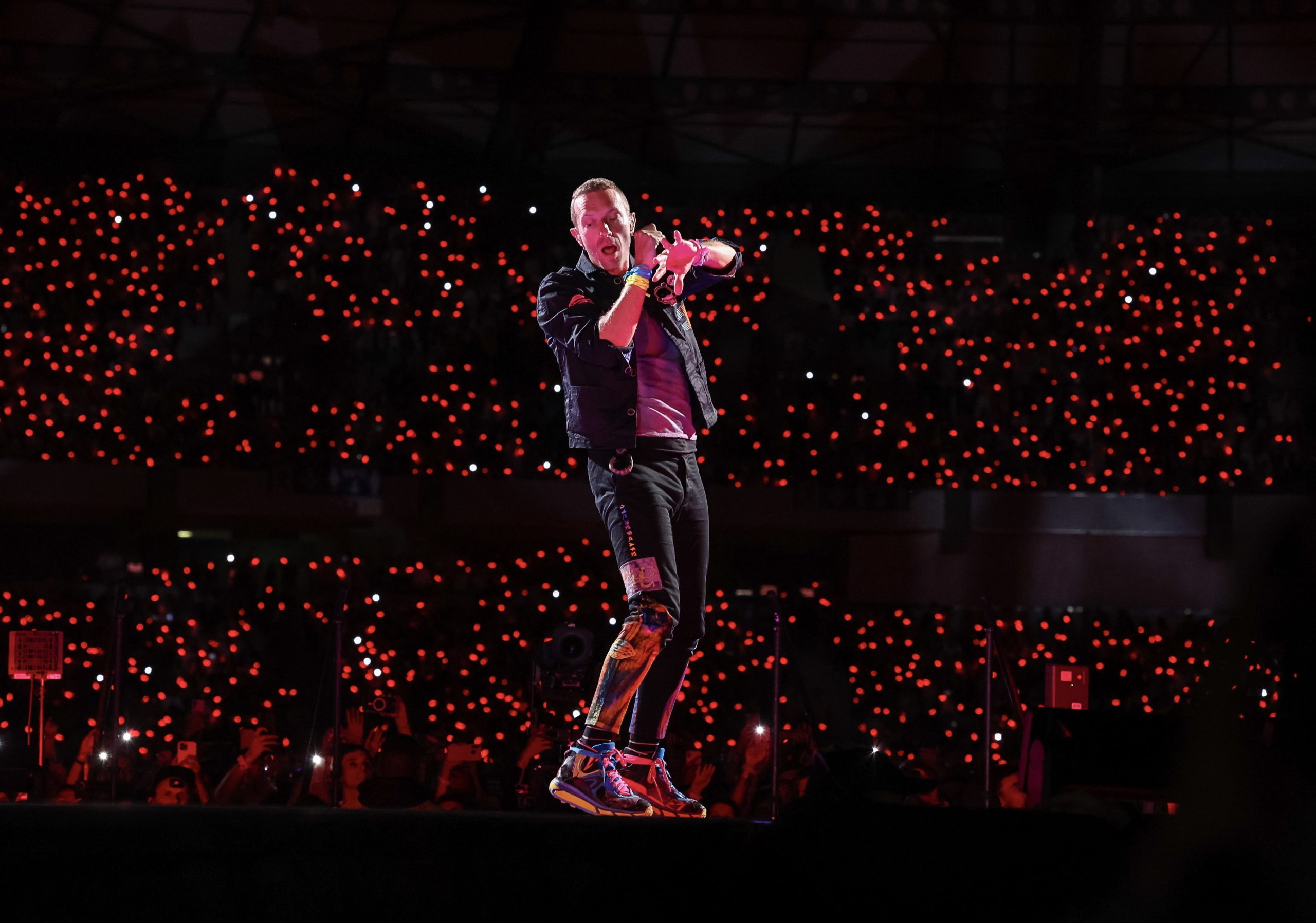 CEO acusado de traição ao ser apanhado com colega de trabalho no concerto dos Coldplay