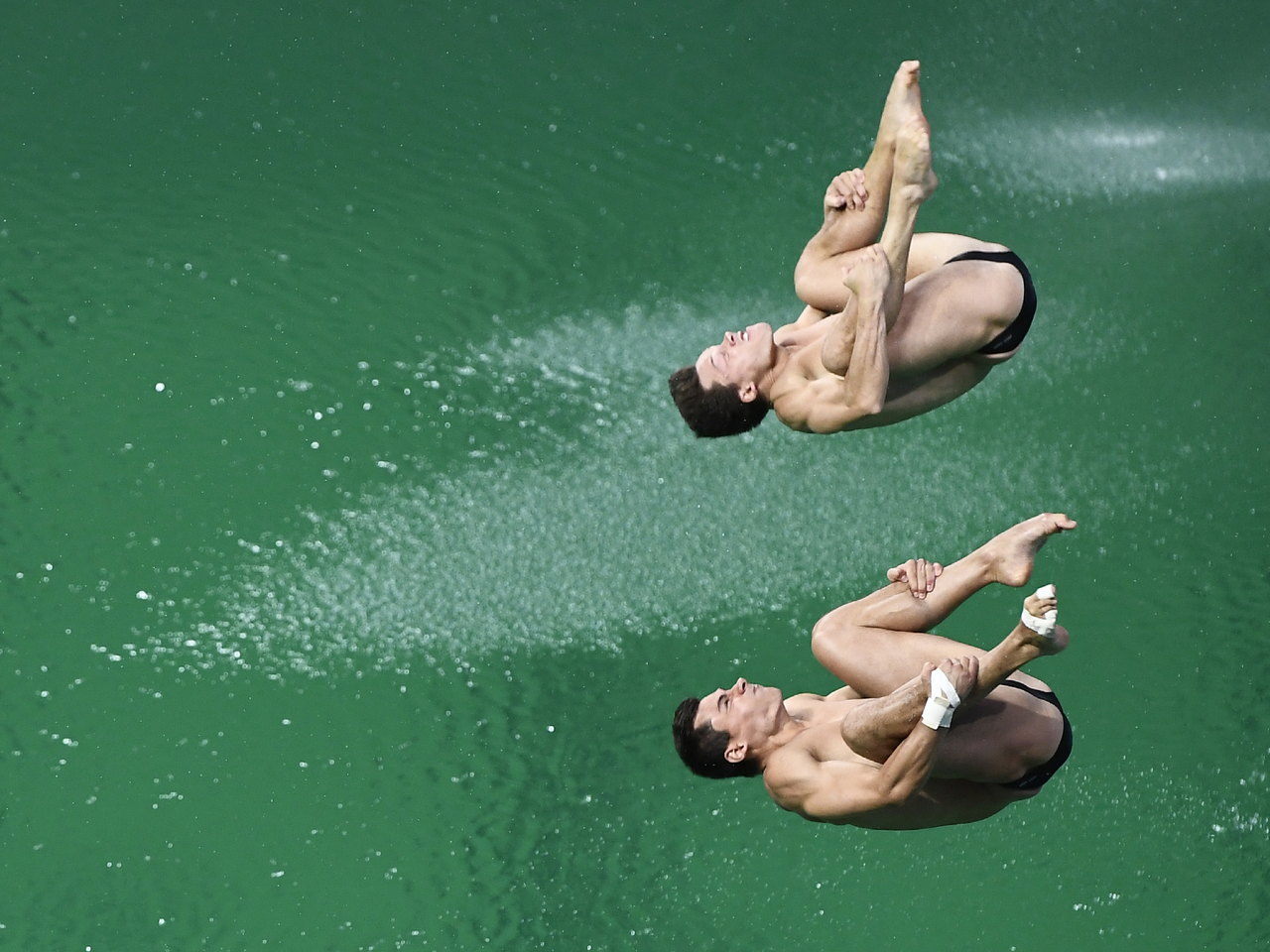 Atletas estranham “piscina do Shrek” com cheiro a pum