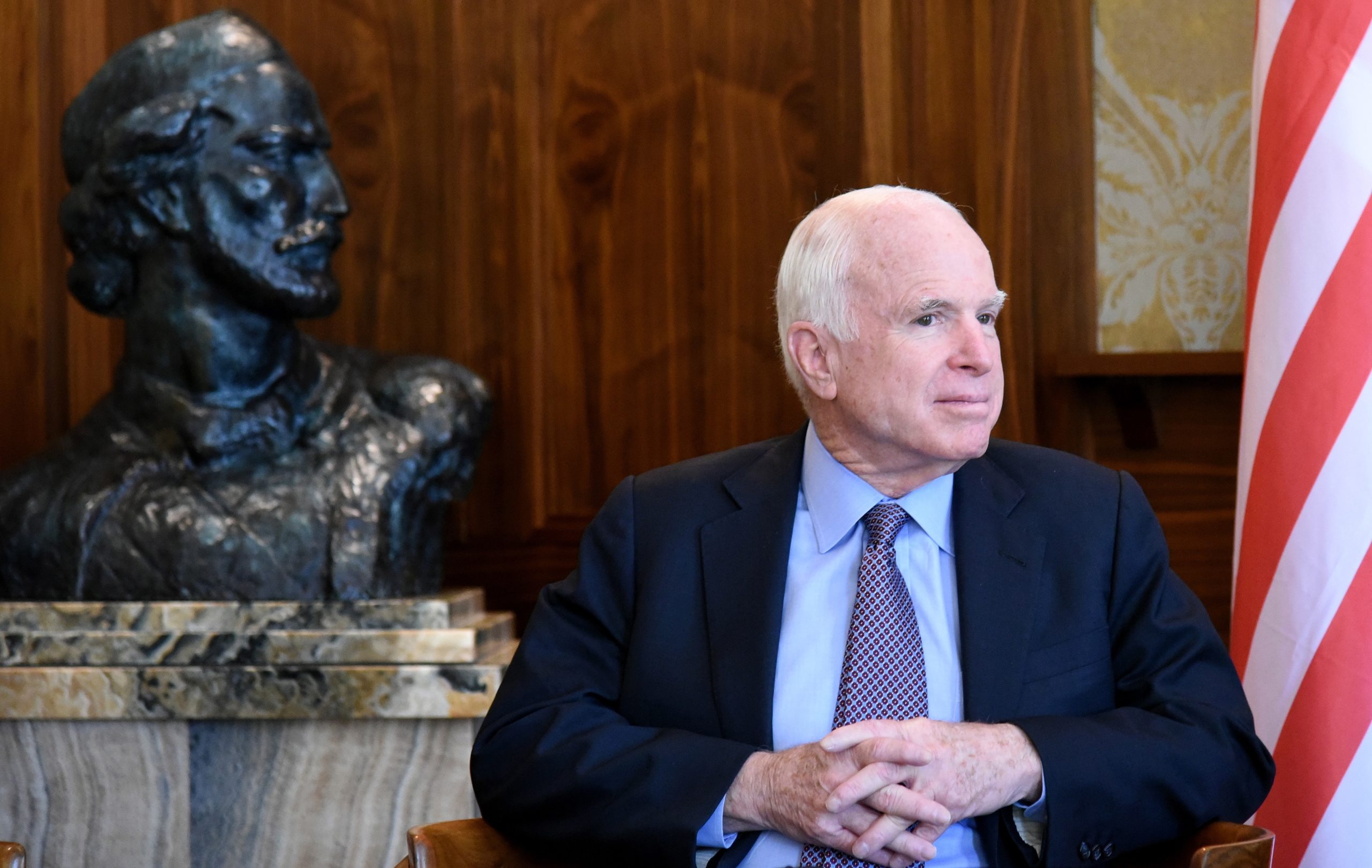 “Os americanos nunca desistem, não se rendem e nunca fogem da História”. A carta de despedida de John McCain