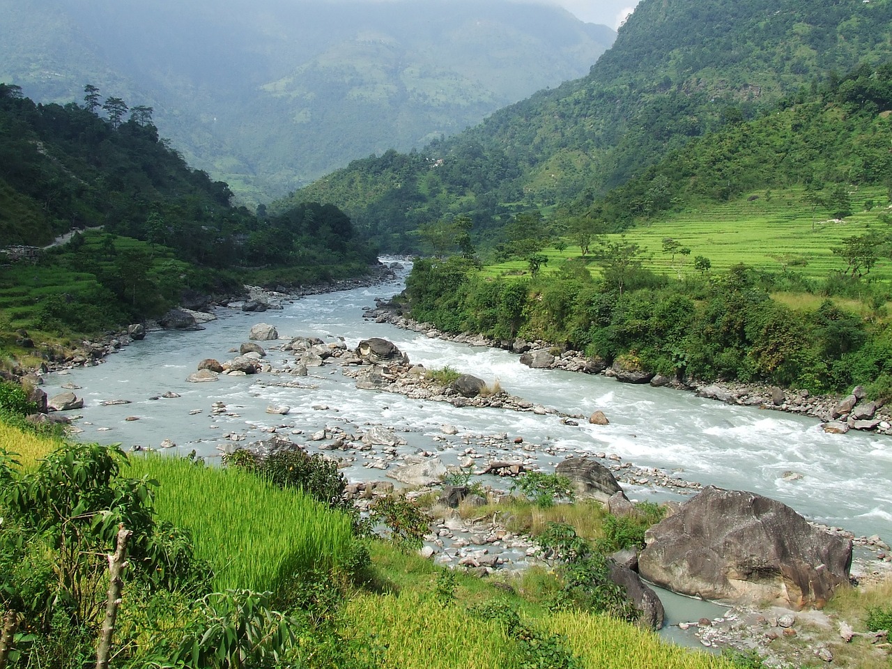 Pelo menos 27 mortos em acidente de autocarro no Nepal. Viatura caiu ao rio