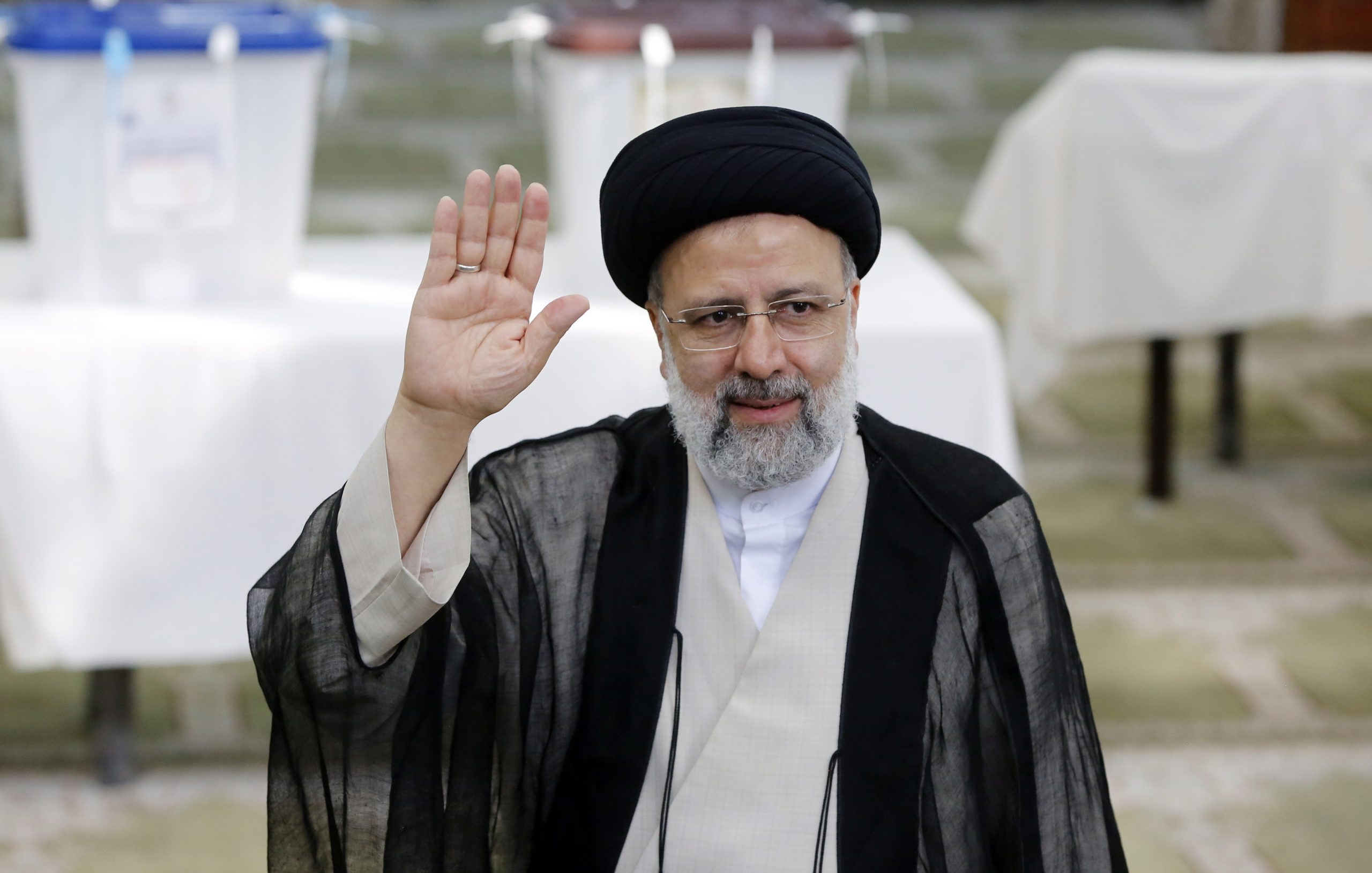 Clérigo Ebrahim Raisi lidera as eleições presidenciais do Irão