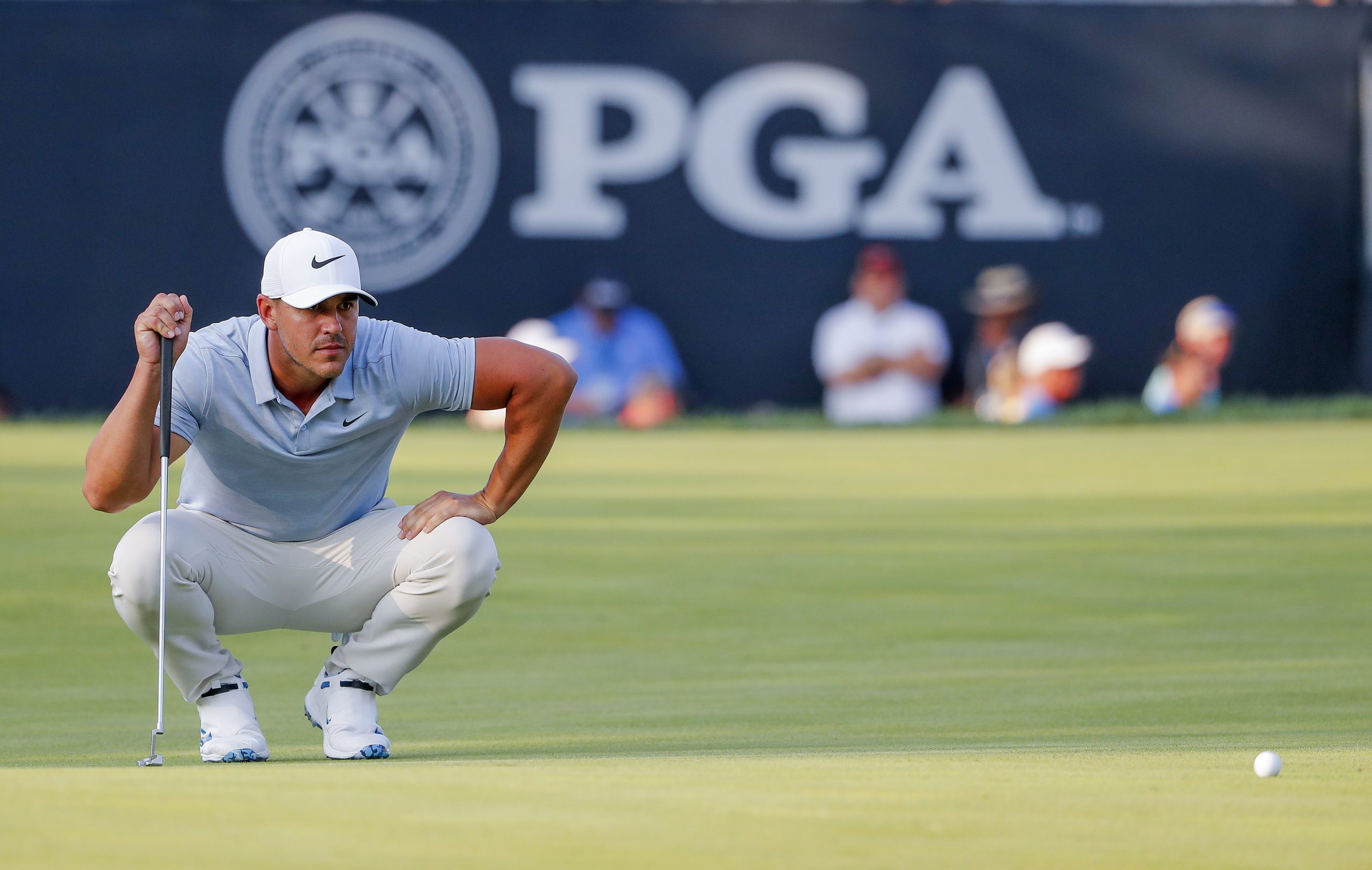 Brooks Koepka lidera PGA Championship, Tiger Woods entra na luta pela vitória