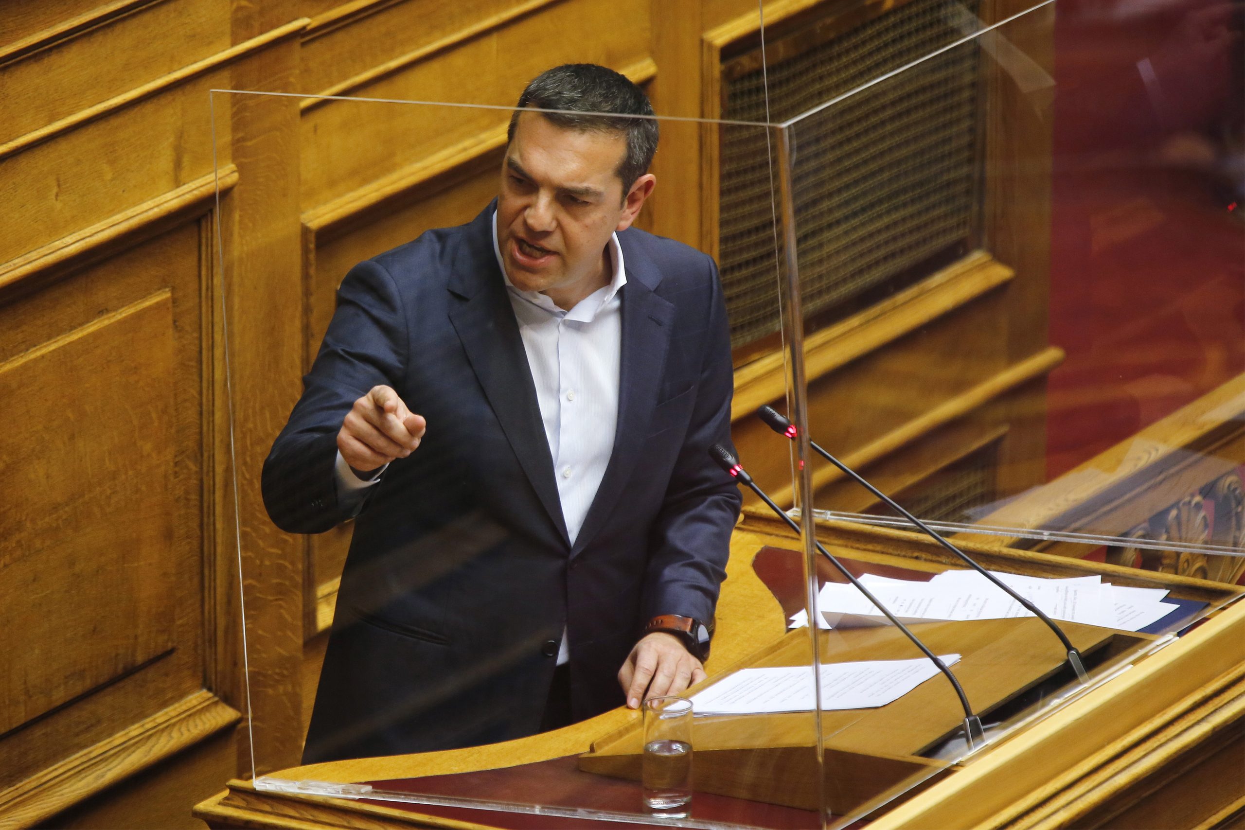 Alexis Tsipras reeleito líder do Syriza com forte apoio das bases