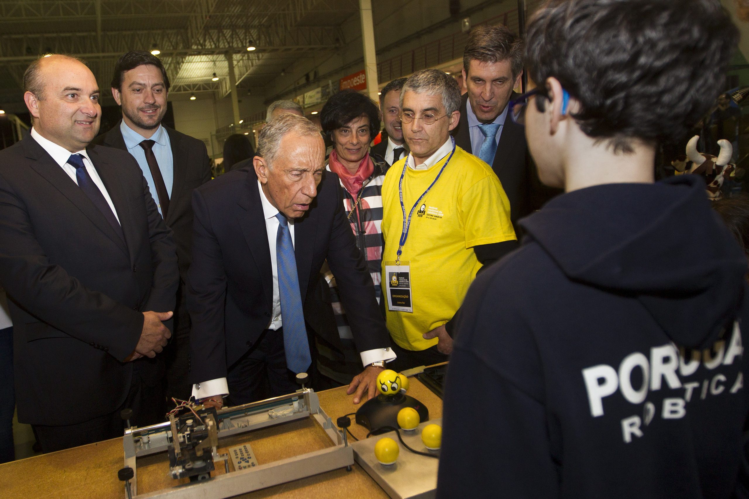 Jovens construtores de robôs competem de olho no campeonato mundial