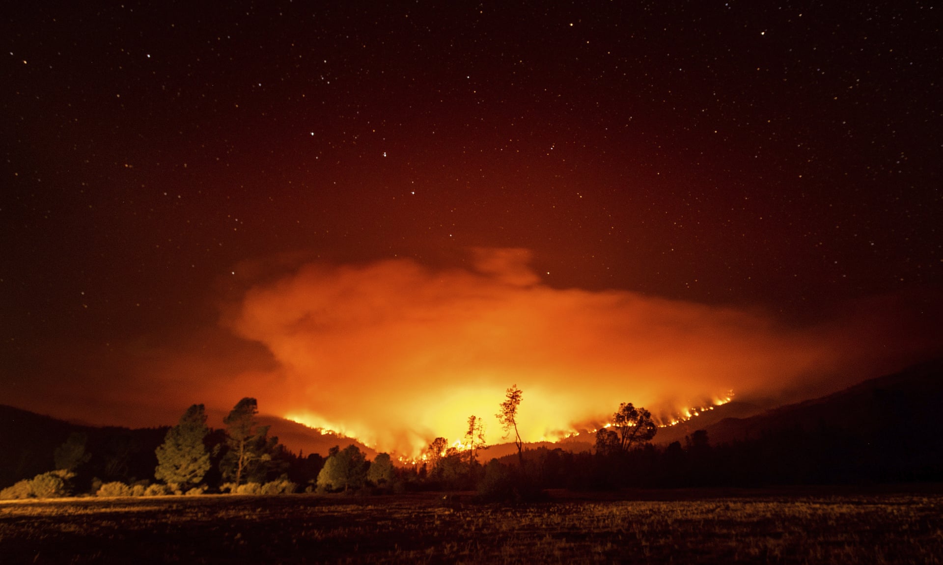 Incêndios florestais na Califórnia geram o primeiro “giga-fogo”