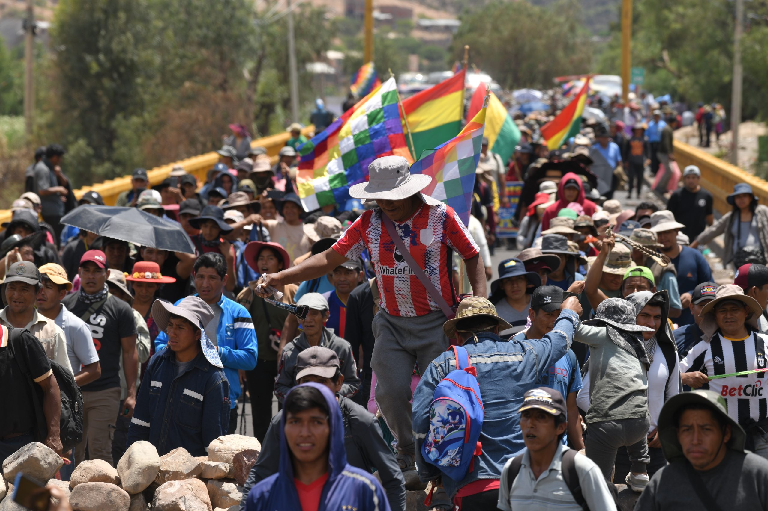 Sociedade civil pede “pausa humanitária” nos bloqueios rodoviários na Bolívia