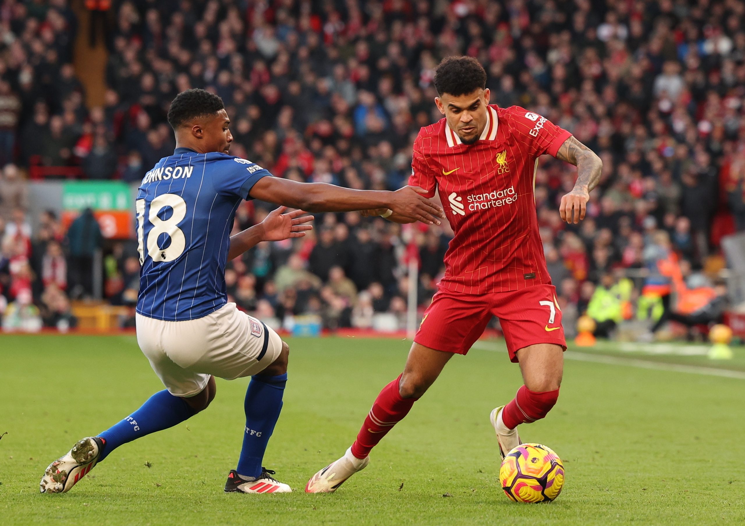 Liverpool consolida liderança da Liga inglesa, mas Arsenal não desarma