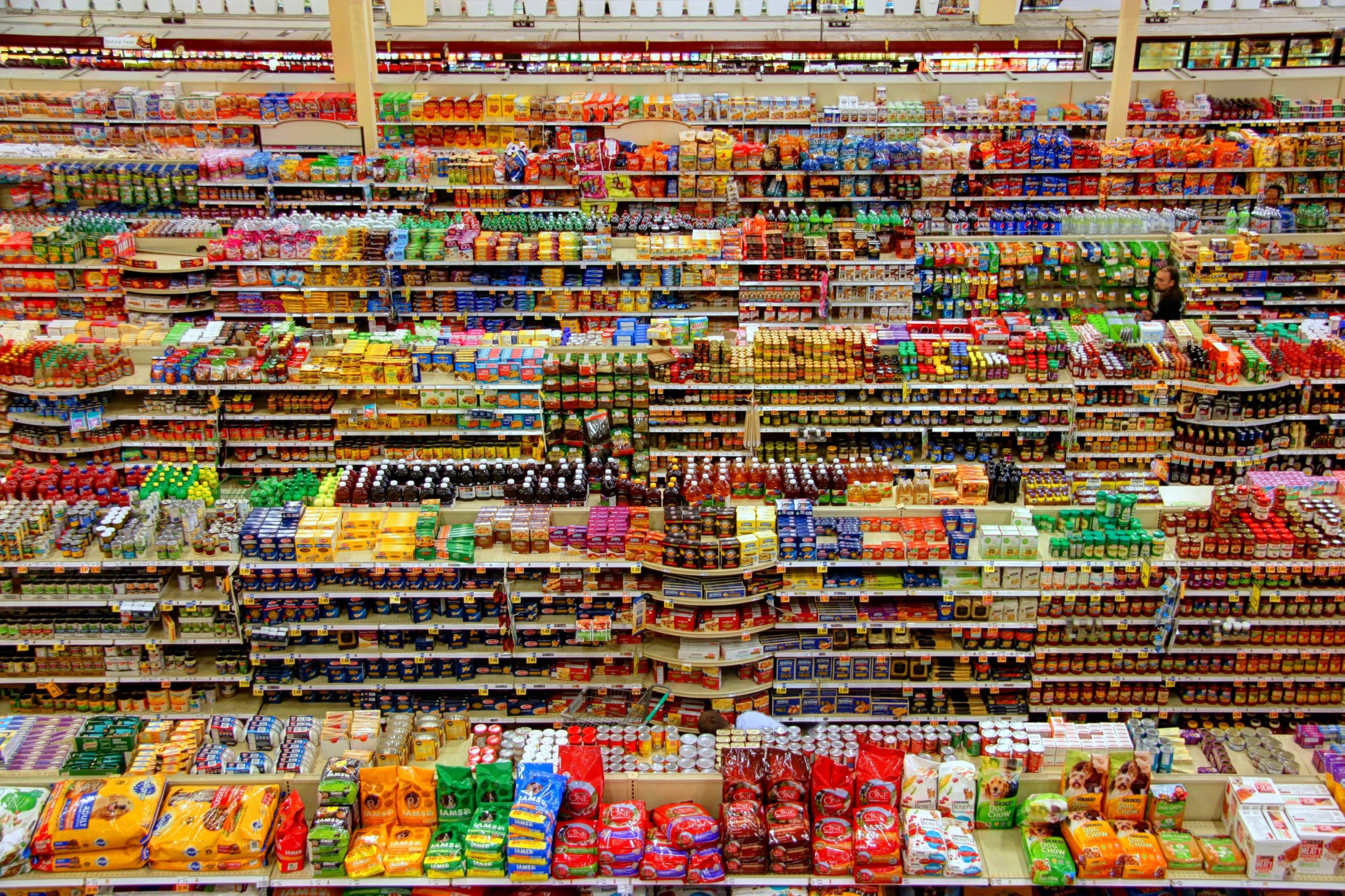 Covid-19: Portugueses vão menos a supermercados, mas compram mais