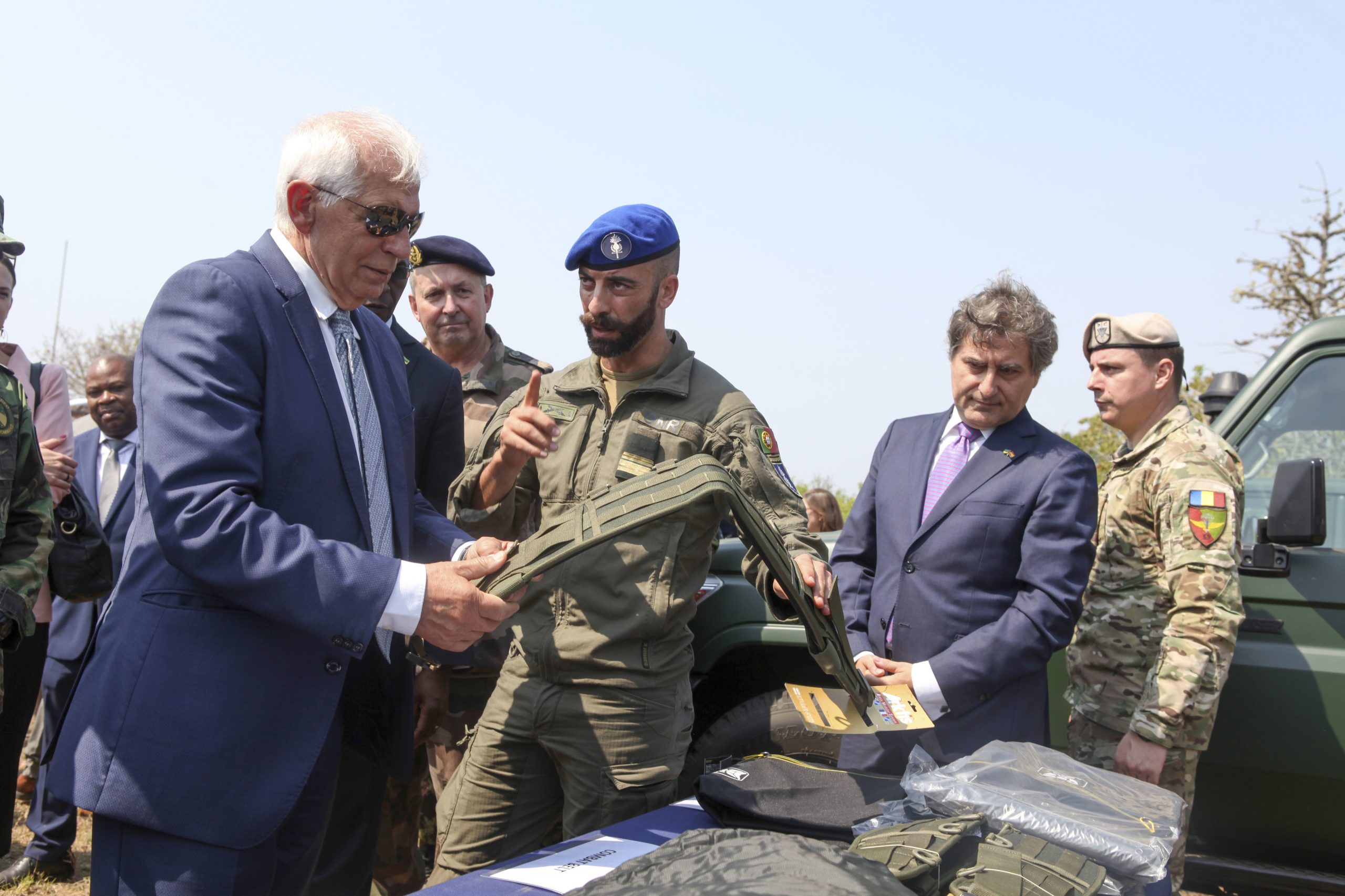 Borrell entrega primeira tranche de equipamento militar da UE a Moçambique