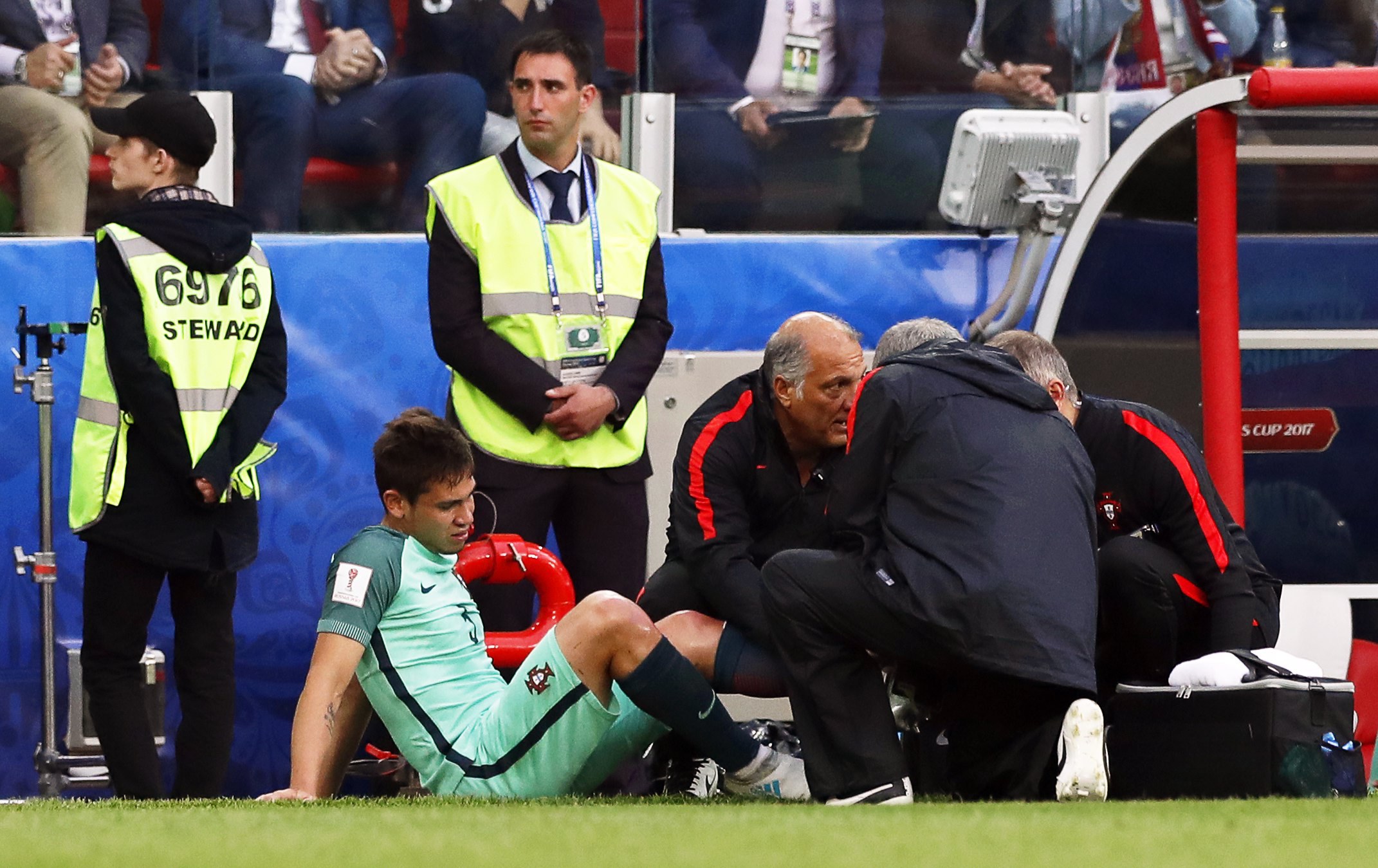 Raphael Guerreiro é baixa confirmada nas meias-finais da Taça das Confederações. Bernardo Silva em dúvida