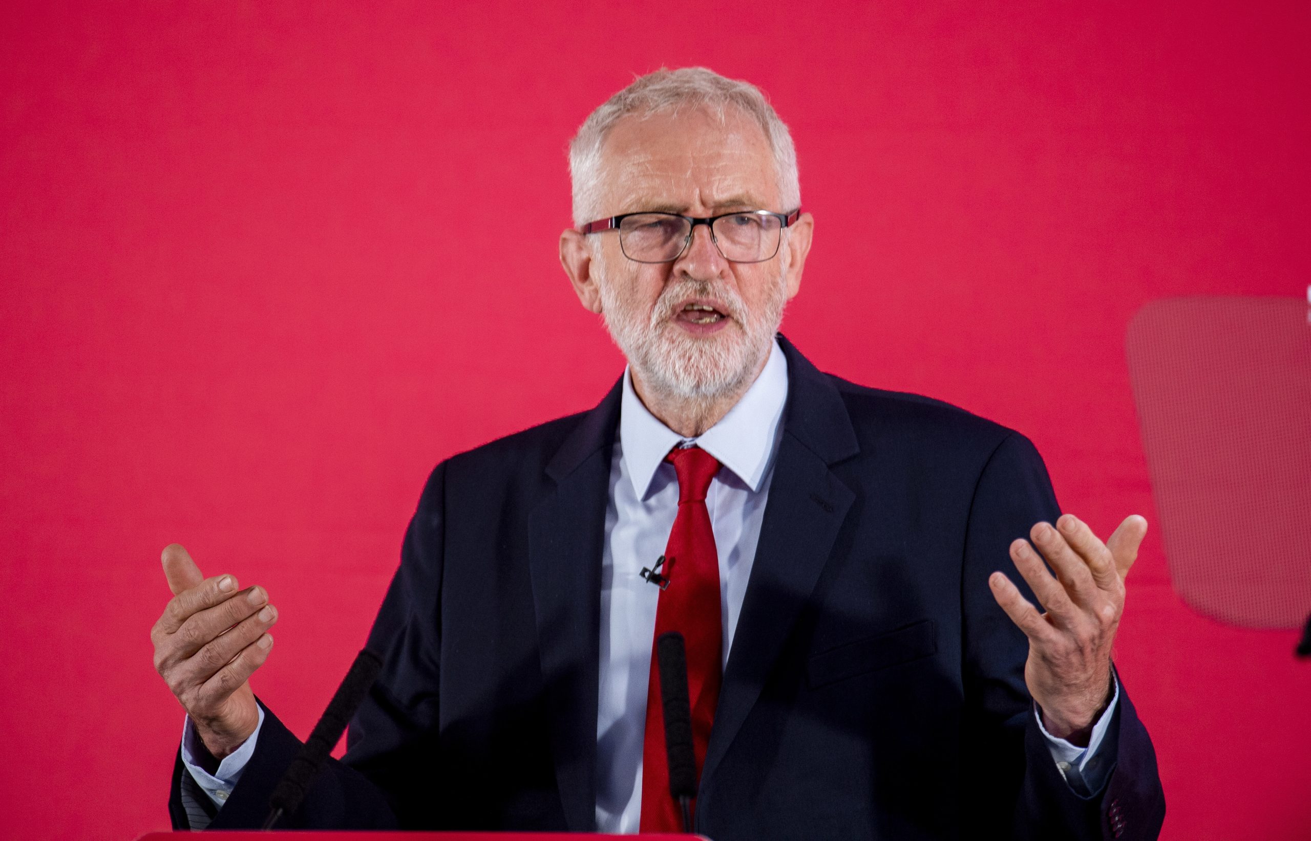 Novo líder do Partido Trabalhista mantém Jeremy Corbyn fora do grupo parlamentar
