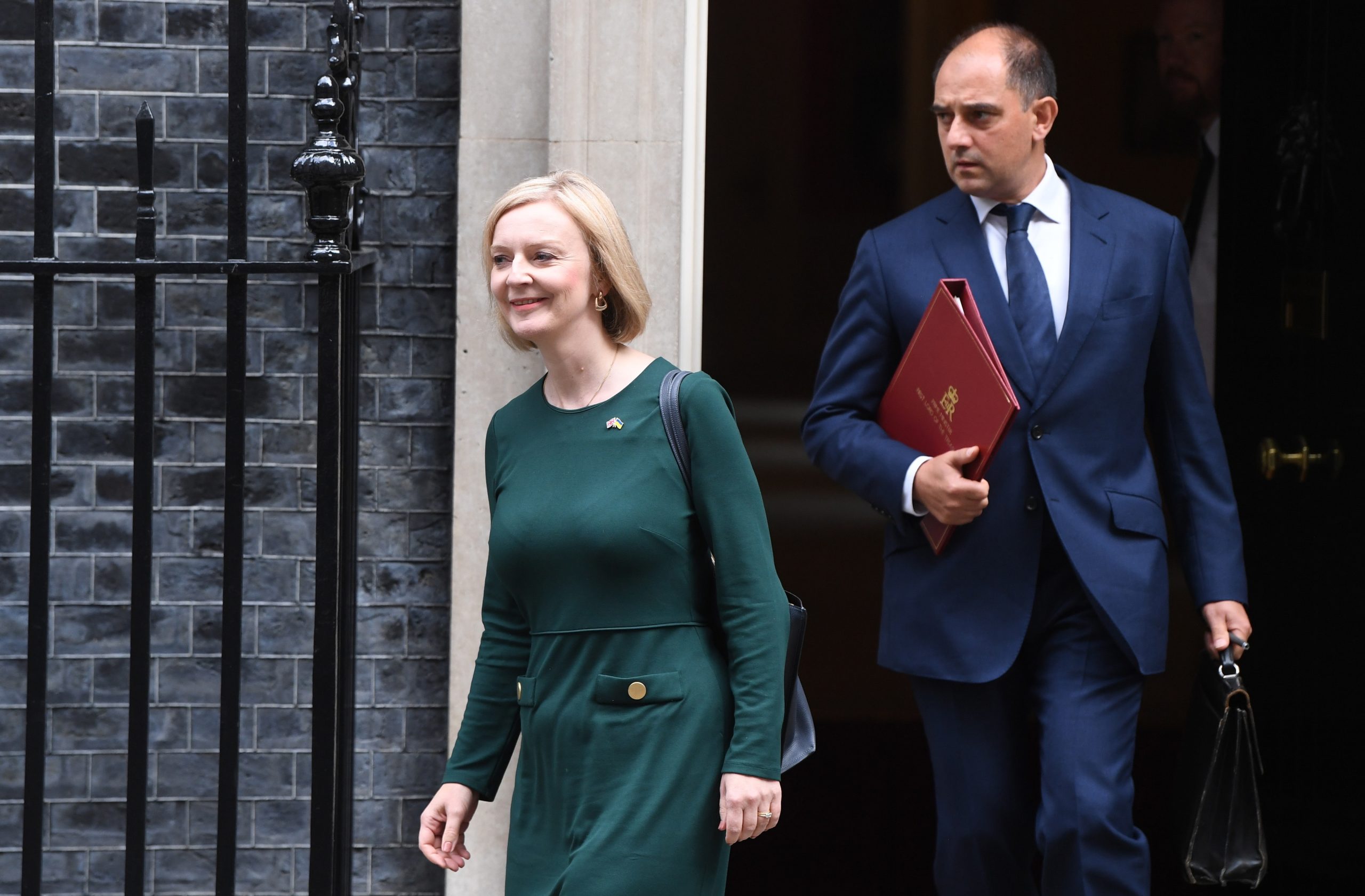 Primeira-ministra britânica anuncia congelamento dos preços da energia por dois anos e reavaliação das metas climáticas