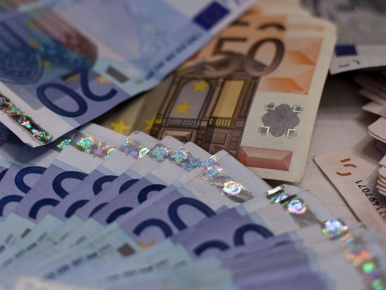 Aprovada lei que impede pagamentos em dinheiro acima dos três mil euros