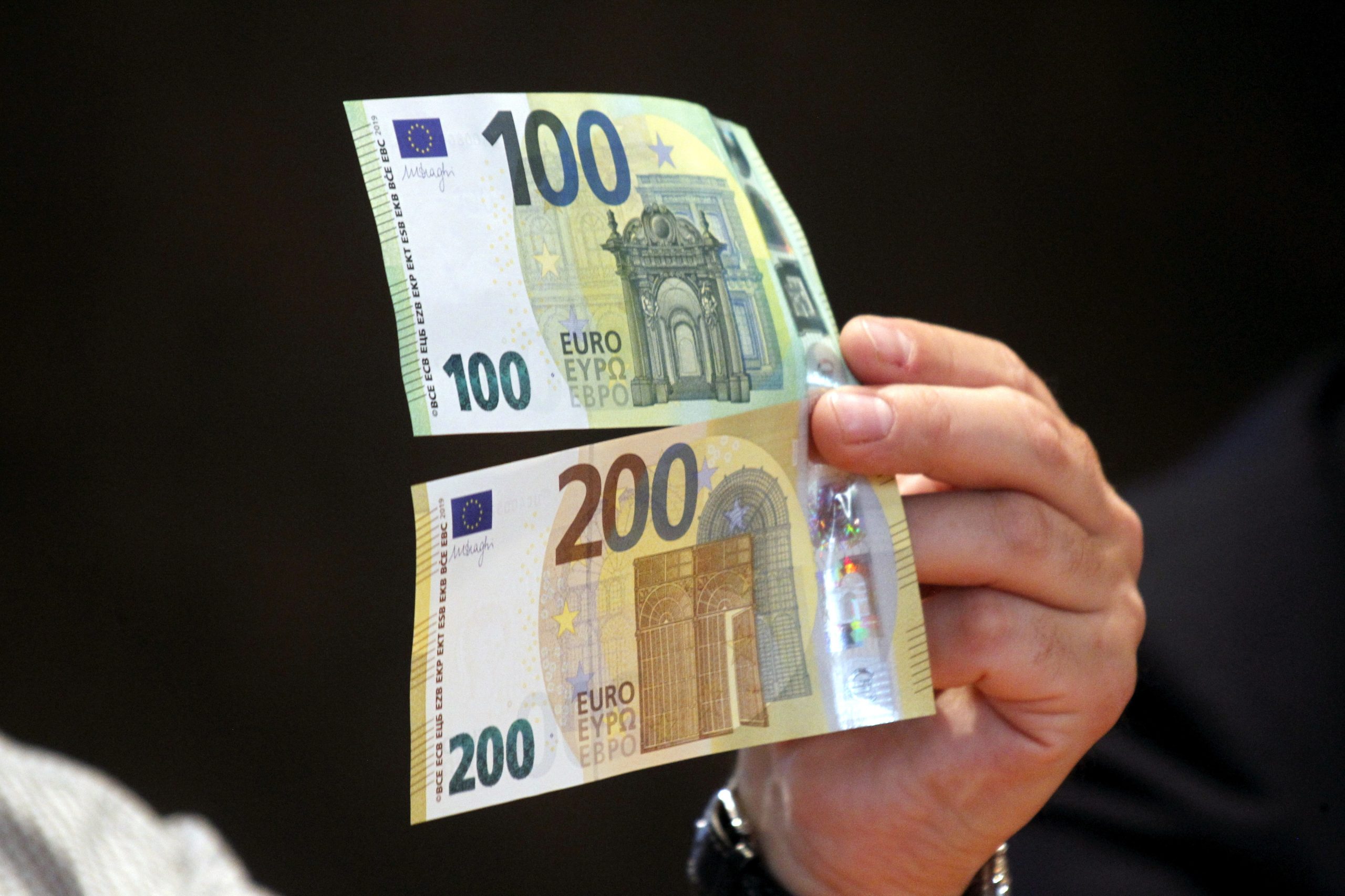 Remessas de emigrantes sobem 2,7% em novembro para 324,6 milhões de euros